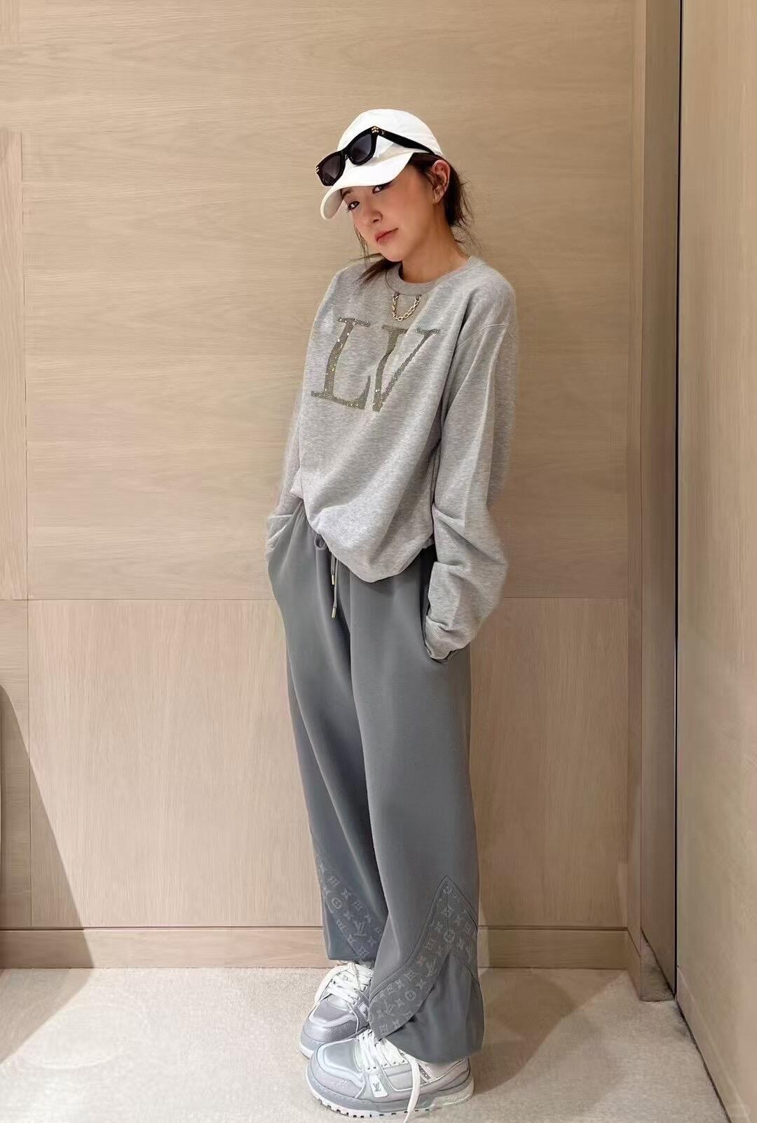 。LOUIS VUITTON 莱茵石烫钻圆领卫衣
面料：380克混纱毛圈面料，面料原版定染定织底部多纱色