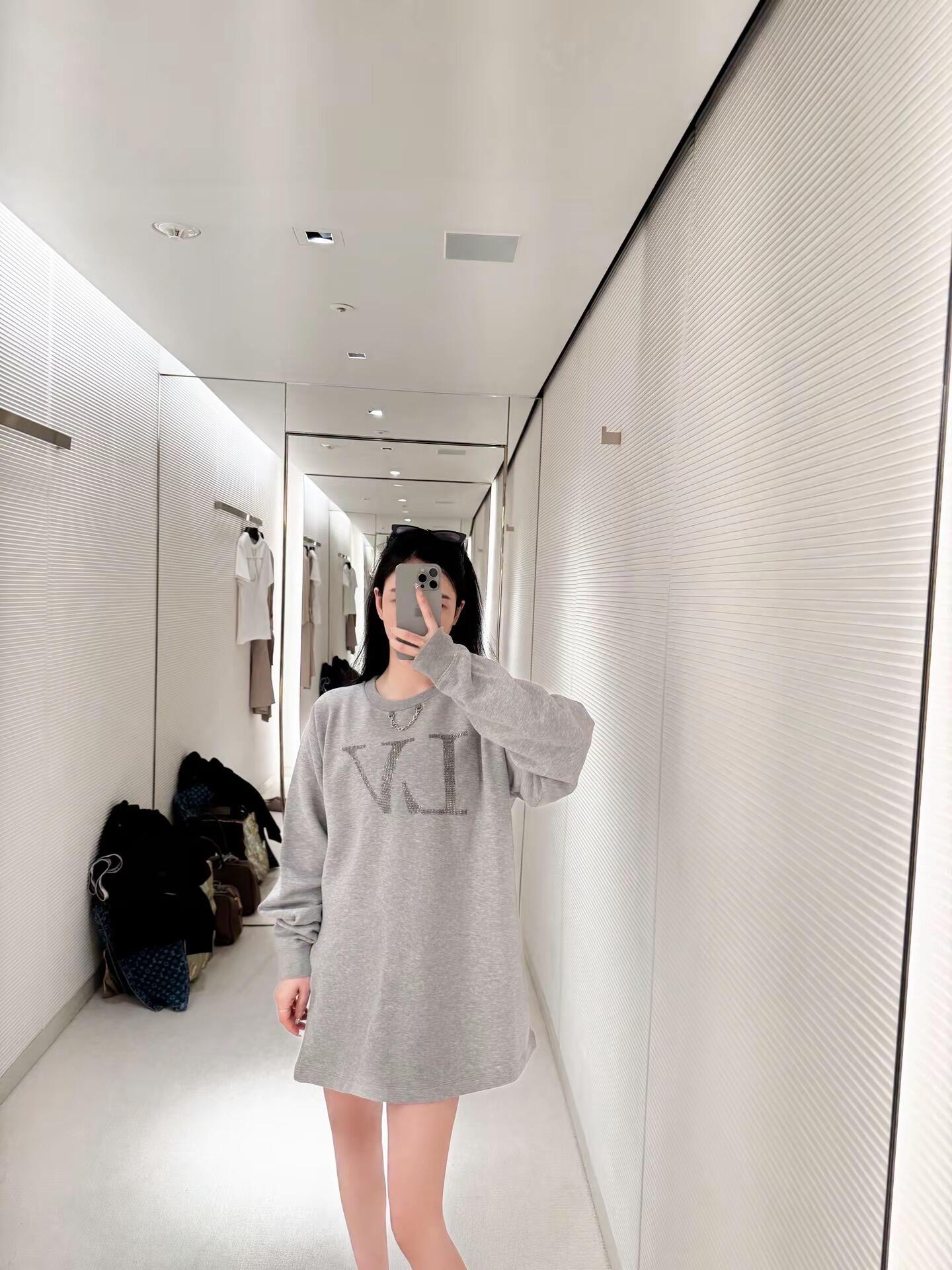 。LOUIS VUITTON 莱茵石烫钻圆领卫衣
面料：380克混纱毛圈面料，面料原版定染定织底部多纱色