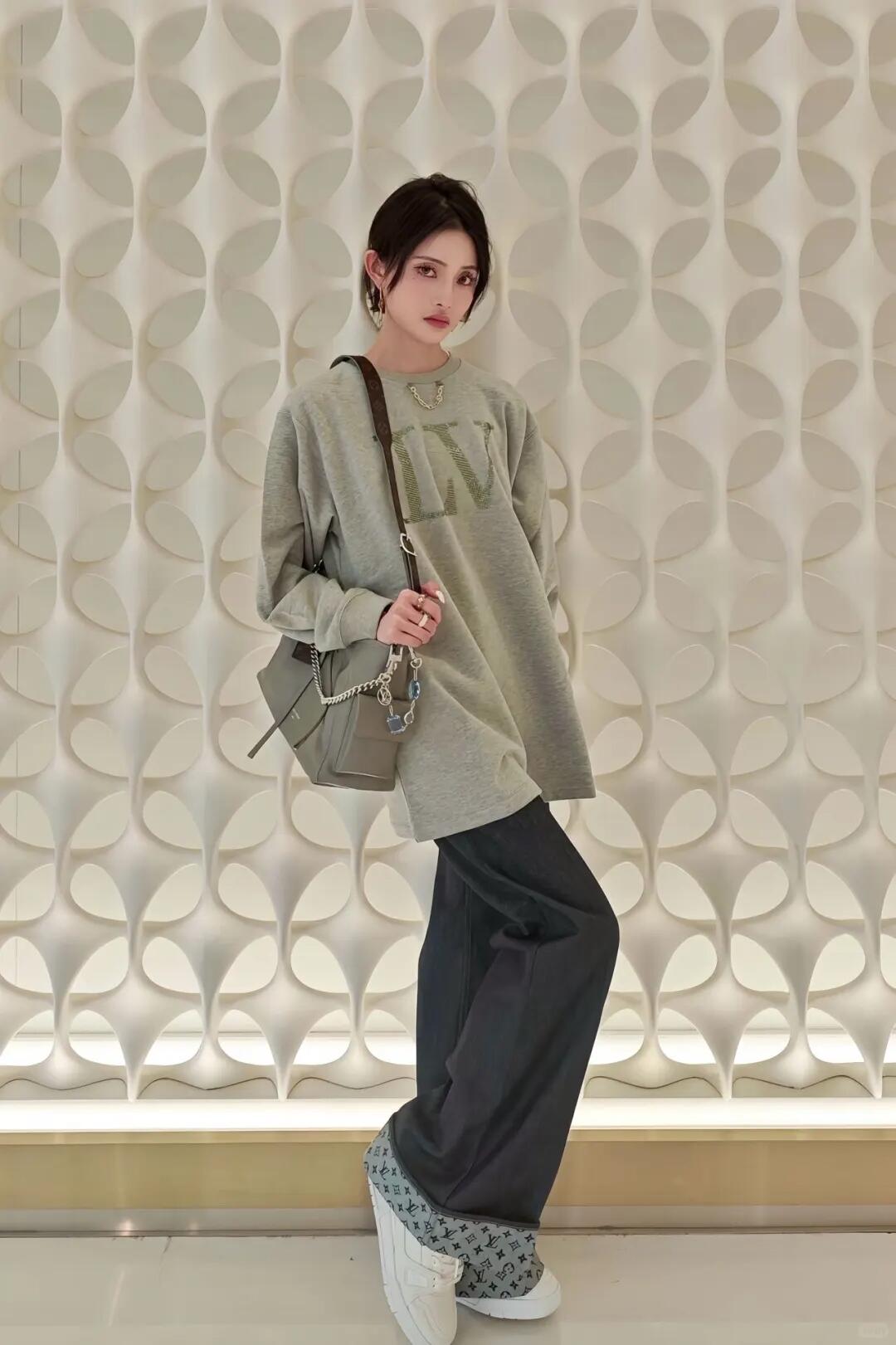 。LOUIS VUITTON 莱茵石烫钻圆领卫衣
面料：380克混纱毛圈面料，面料原版定染定织底部多纱色