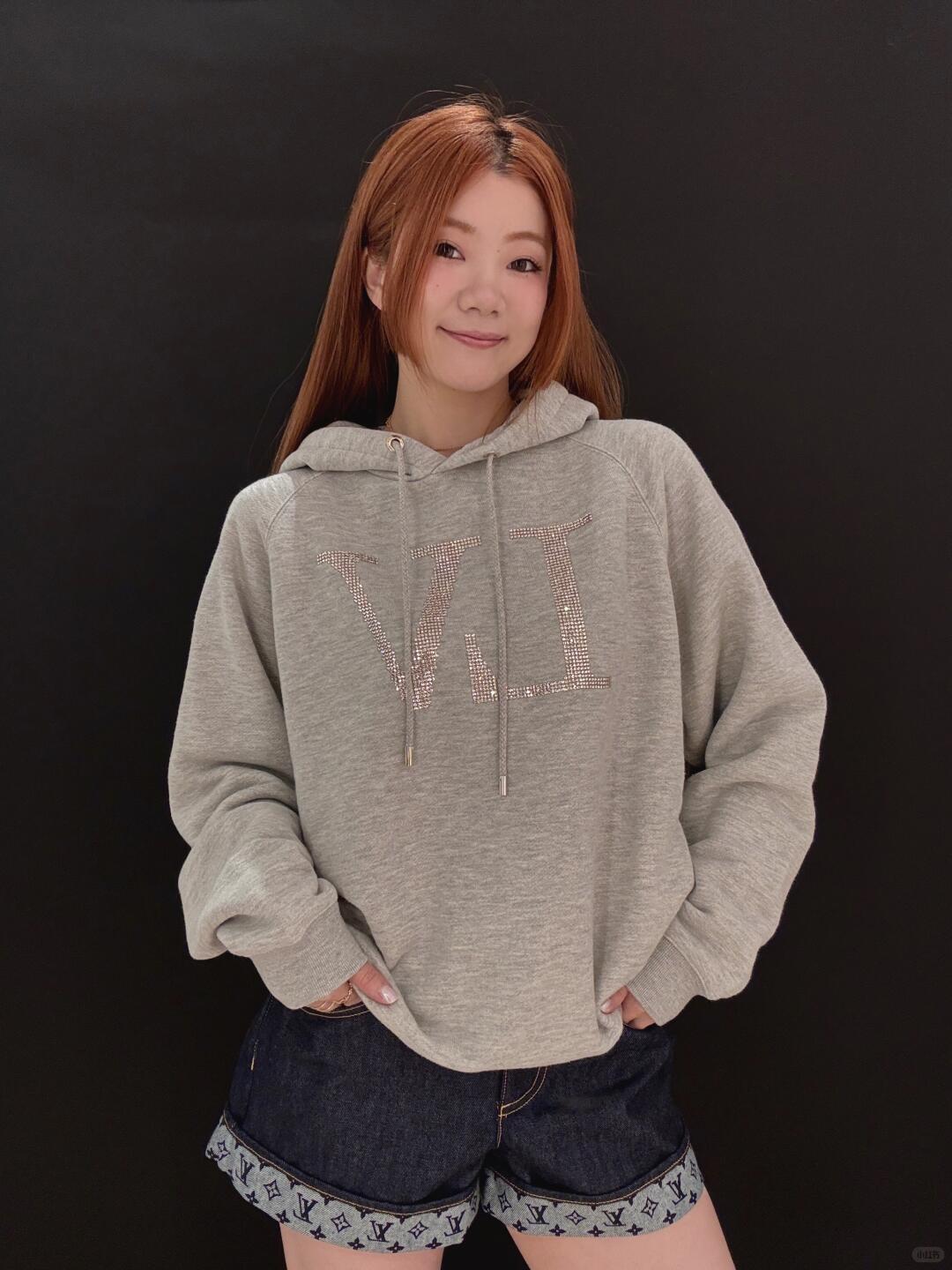 。LOUIS VUITTON 莱茵石烫钻圆领帽衫卫衣
面料：380克混纱毛圈面料，面料原版定染定织底部多