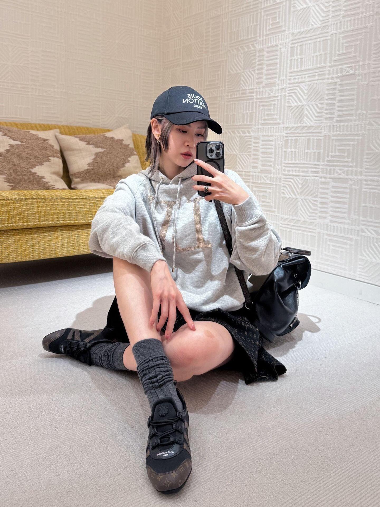 。LOUIS VUITTON 莱茵石烫钻圆领帽衫卫衣
面料：380克混纱毛圈面料，面料原版定染定织底部多