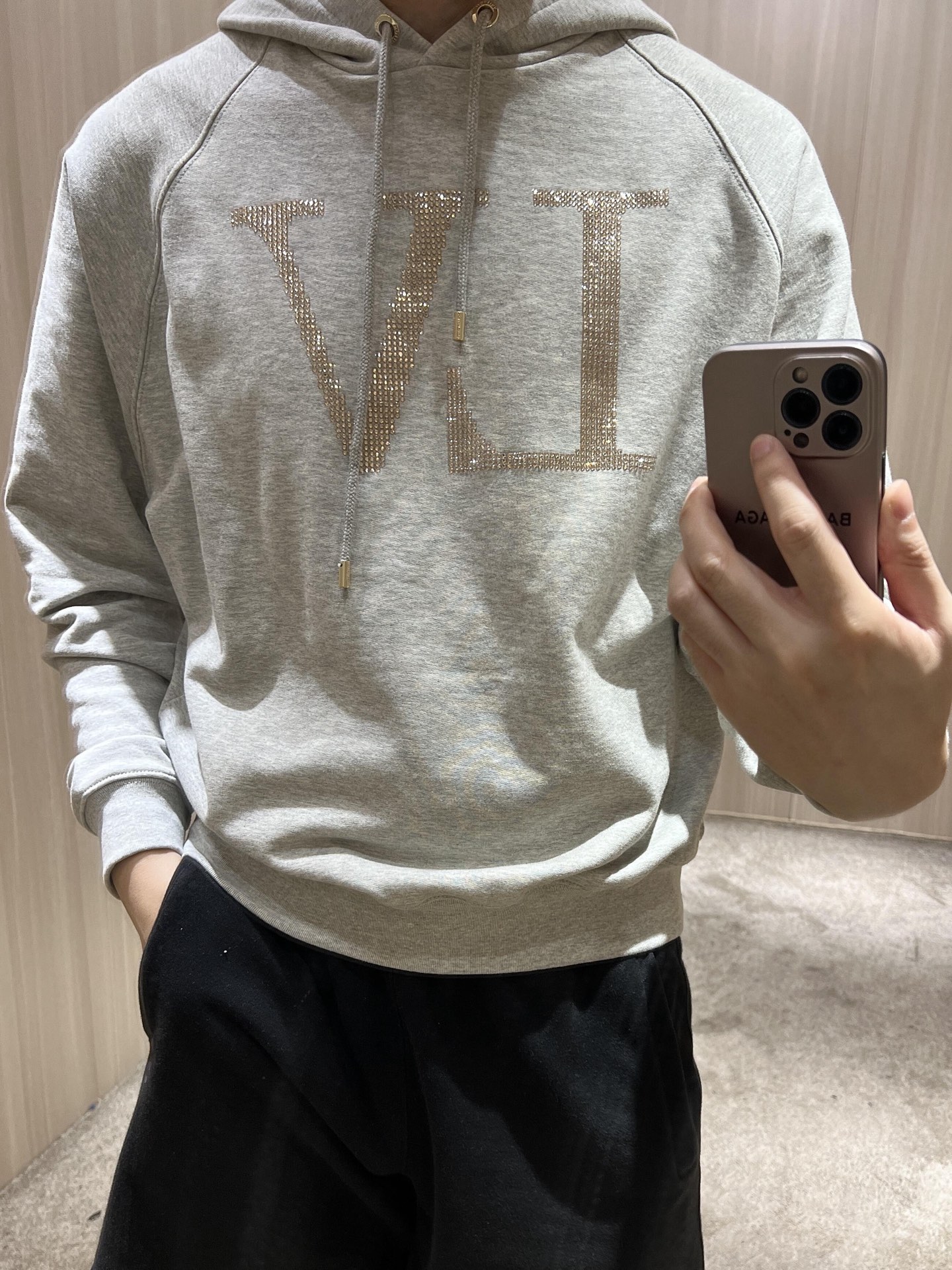 。LOUIS VUITTON 莱茵石烫钻圆领帽衫卫衣
面料：380克混纱毛圈面料，面料原版定染定织底部多