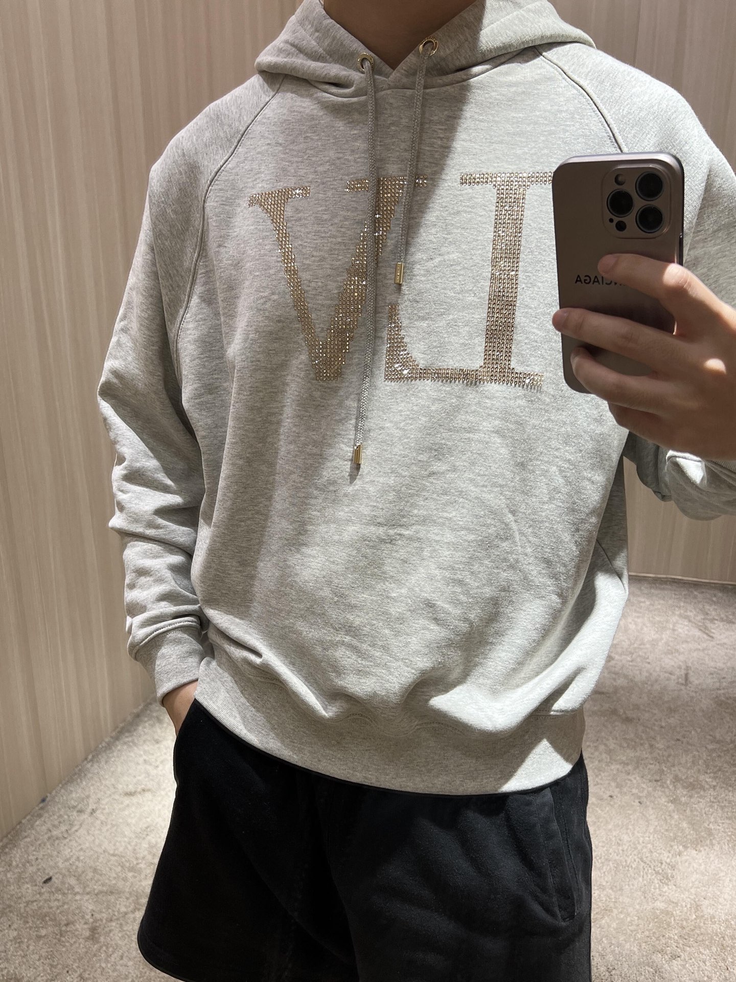 。LOUIS VUITTON 莱茵石烫钻圆领帽衫卫衣
面料：380克混纱毛圈面料，面料原版定染定织底部多