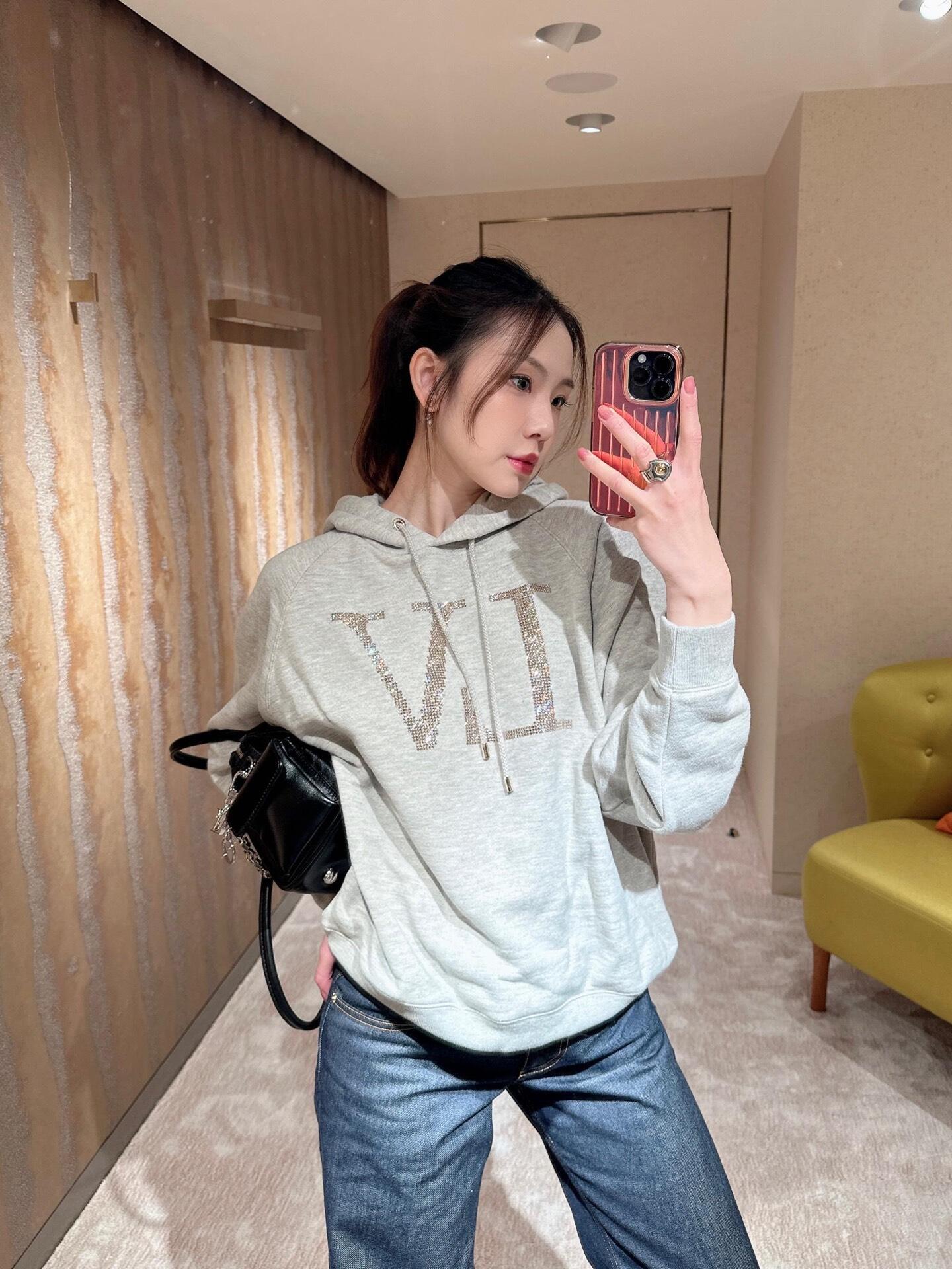 。LOUIS VUITTON 莱茵石烫钻圆领帽衫卫衣
面料：380克混纱毛圈面料，面料原版定染定织底部多