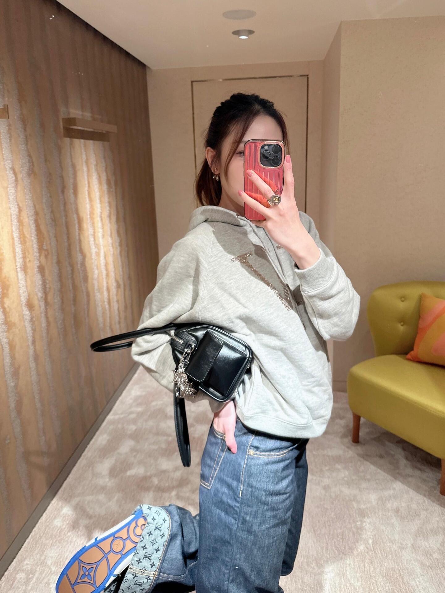 。LOUIS VUITTON 莱茵石烫钻圆领帽衫卫衣
面料：380克混纱毛圈面料，面料原版定染定织底部多