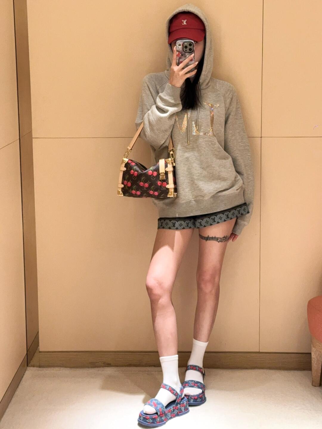 。LOUIS VUITTON 莱茵石烫钻圆领帽衫卫衣
面料：380克混纱毛圈面料，面料原版定染定织底部多