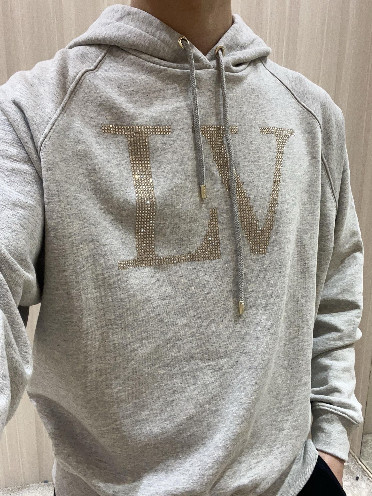 。LOUIS VUITTON 莱茵石烫钻圆领帽衫卫衣
面料：380克混纱毛圈面料，面料原版定染定织底部多