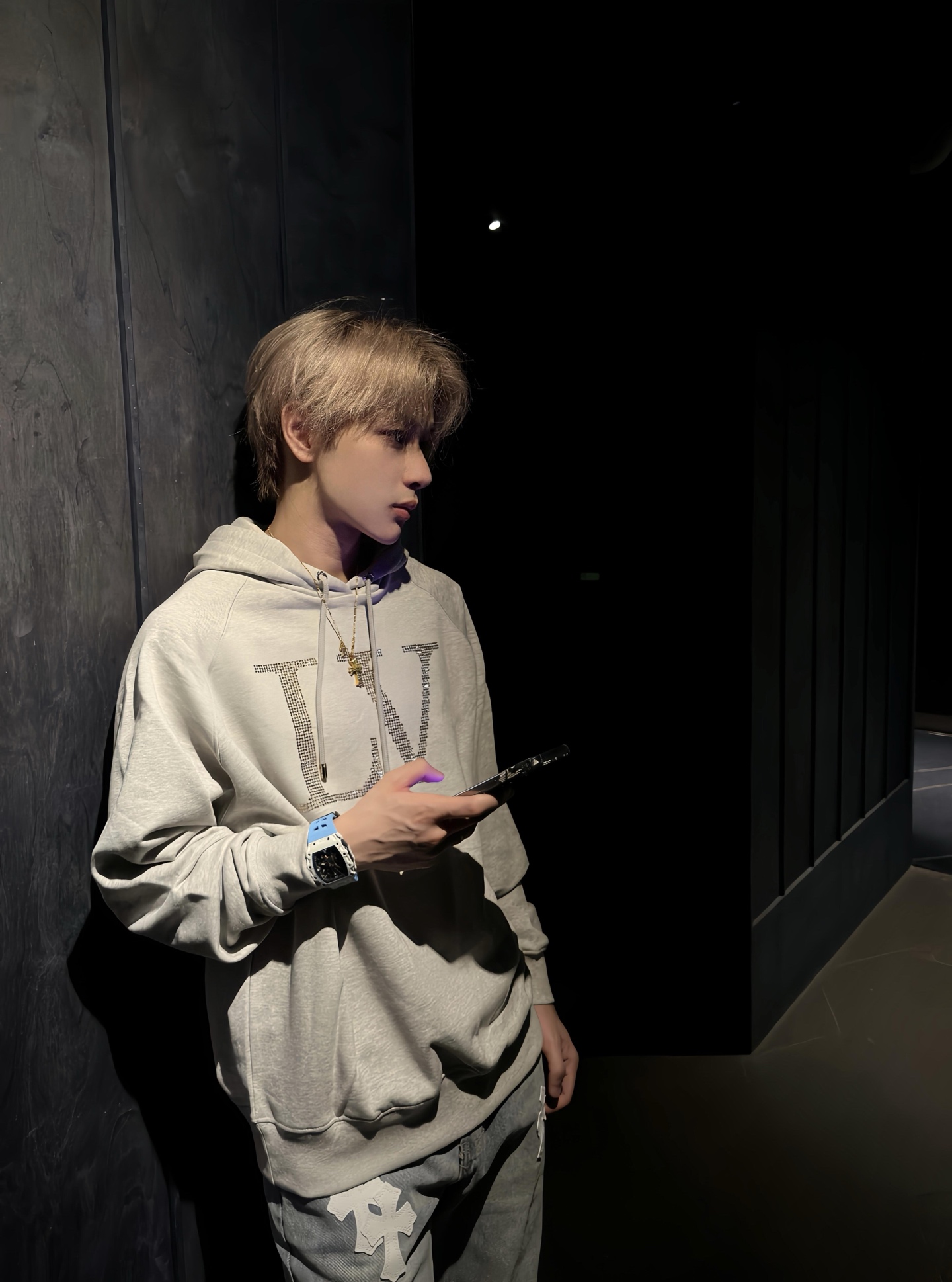 。LOUIS VUITTON 莱茵石烫钻圆领帽衫卫衣
面料：380克混纱毛圈面料，面料原版定染定织底部多