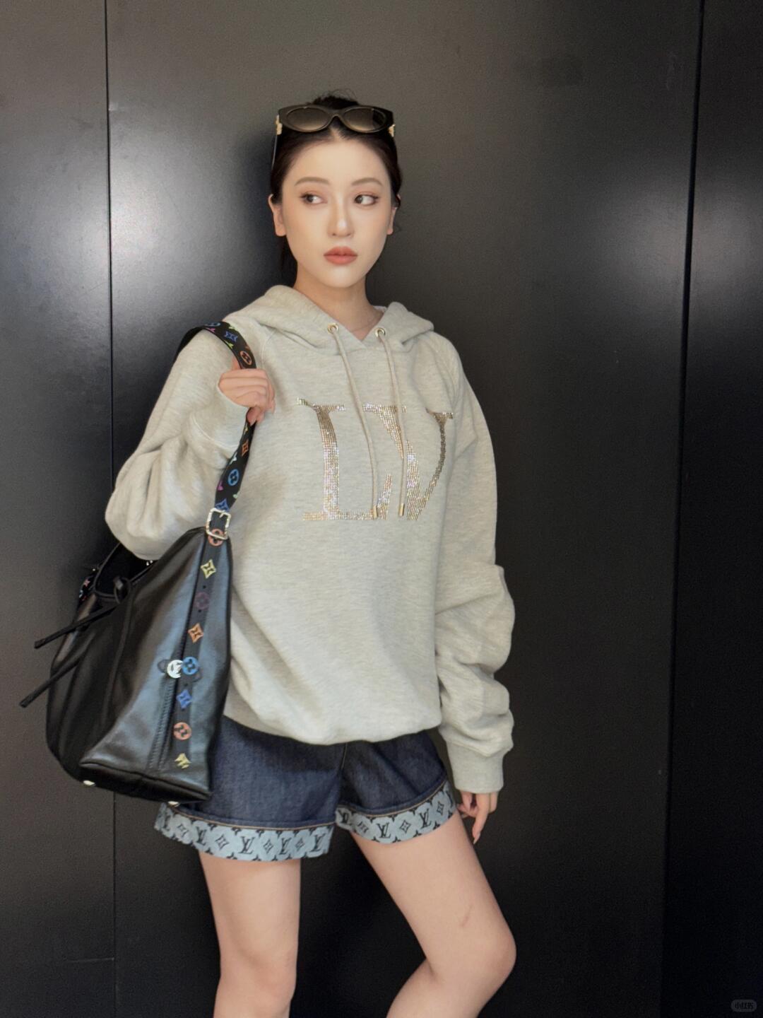 。LOUIS VUITTON 莱茵石烫钻圆领帽衫卫衣
面料：380克混纱毛圈面料，面料原版定染定织底部多