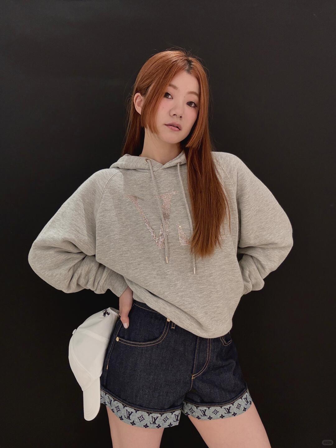 。LOUIS VUITTON 莱茵石烫钻圆领帽衫卫衣
面料：380克混纱毛圈面料，面料原版定染定织底部多