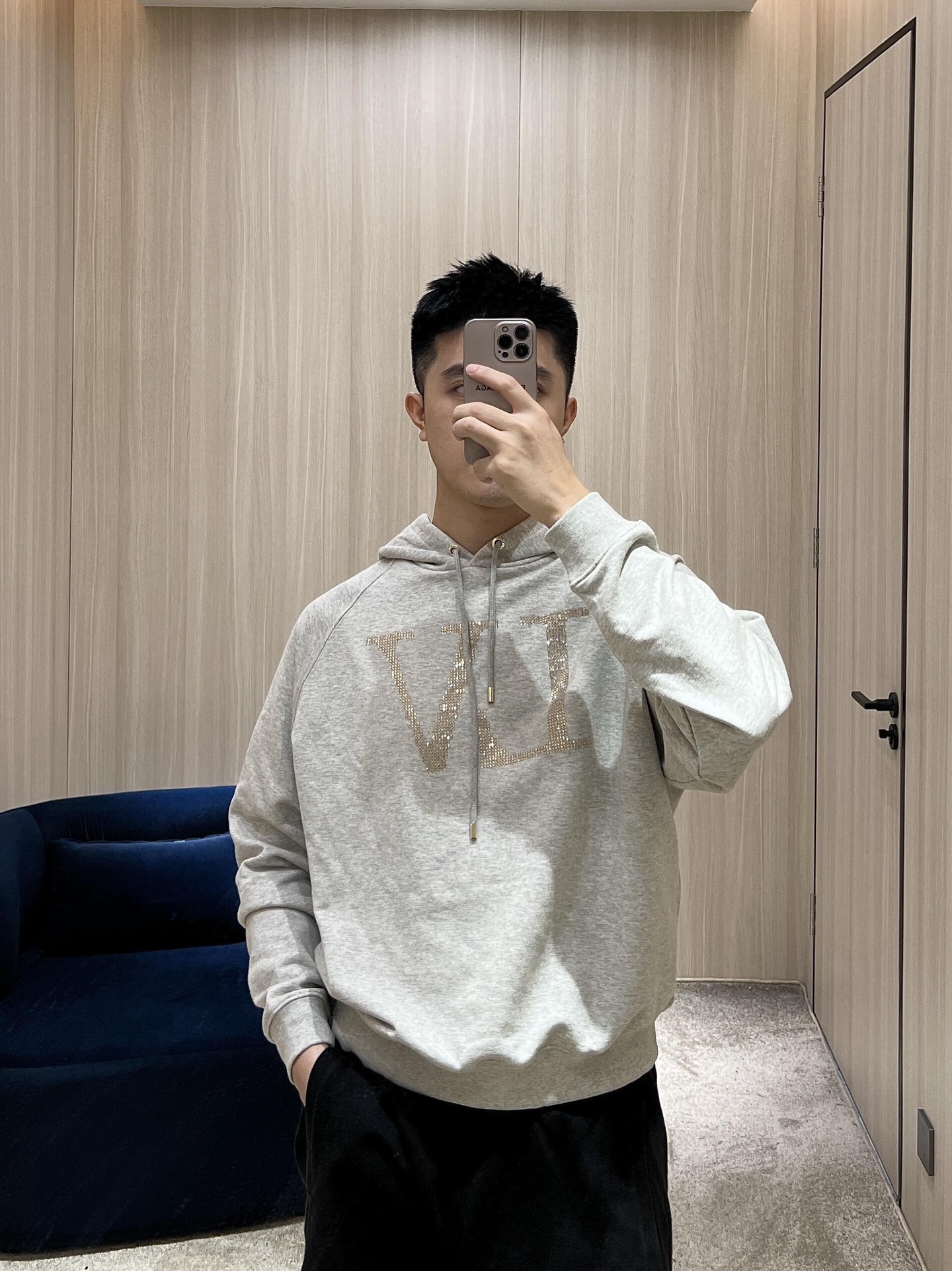 。LOUIS VUITTON 莱茵石烫钻圆领帽衫卫衣
面料：380克混纱毛圈面料，面料原版定染定织底部多