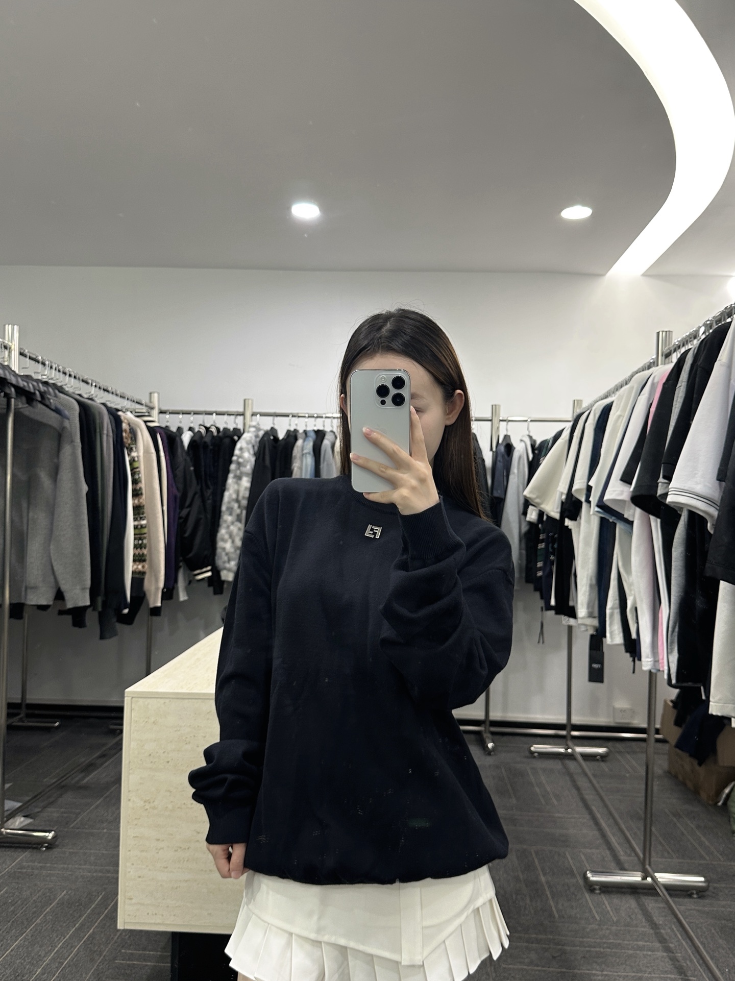 NO:487080,.FENDI double F hot label base knit sweater The fabric is made of wool blended cotton yarn material, and the ingredients are 25 wool and 75 cotton respectively. This model effectively provides the warmth of the upper body as the base wool, and the cotton yarn can provide the upper body wear style. The craft chest hot label is made of high temperature 180 degrees hot press, the original 11 quantitative size and double F size. The laundry washing water is used to make the feel and remove impurities on the surface of the wool surface. At the same time, the clothing style is effectively fixed. Standard tailored round neck pullover. Black lightweight wool yarn material. The chest and ribbed trim are decorated with hot label FF details. 1 button made in Italy: mother of pearl Customized auxiliary materials 11 washing water trademark Auxiliary materials Customized auxiliary materials 11 double F hot label Auxiliary materials Customized auxiliary materials 11 mother of pearl buckle Size 46-48-50-52 Color black and blue-accent white, fendi, alexander wang19860909.FENDI 双F烫标打底针织衫 面料采用羊毛混纺棉纱材料,成份分别为25羊毛,75棉,该款做为秋冬打底羊毛有效提供上身保暖效果,棉纱可提供上身穿着版型. 工艺胸前烫标采用高温180度烫压,原版11定量尺寸与双F大小.成衣洗水做手感与去除羊毛面表面杂质.同时有效固定衣服版型. 标准剪裁圆领套头衫.黑色轻质羊毛纱线材质.胸部和罗纹边饰以烫标FF细节.意大利制造1颗纽扣:珍珠母 辅料定制11洗水商标 辅料定制11双F烫标 辅料定制11珍珠母扣 尺码46-48-50-52 颜色黑蓝-杏白,,fendi,alexander wang,Men's clothing