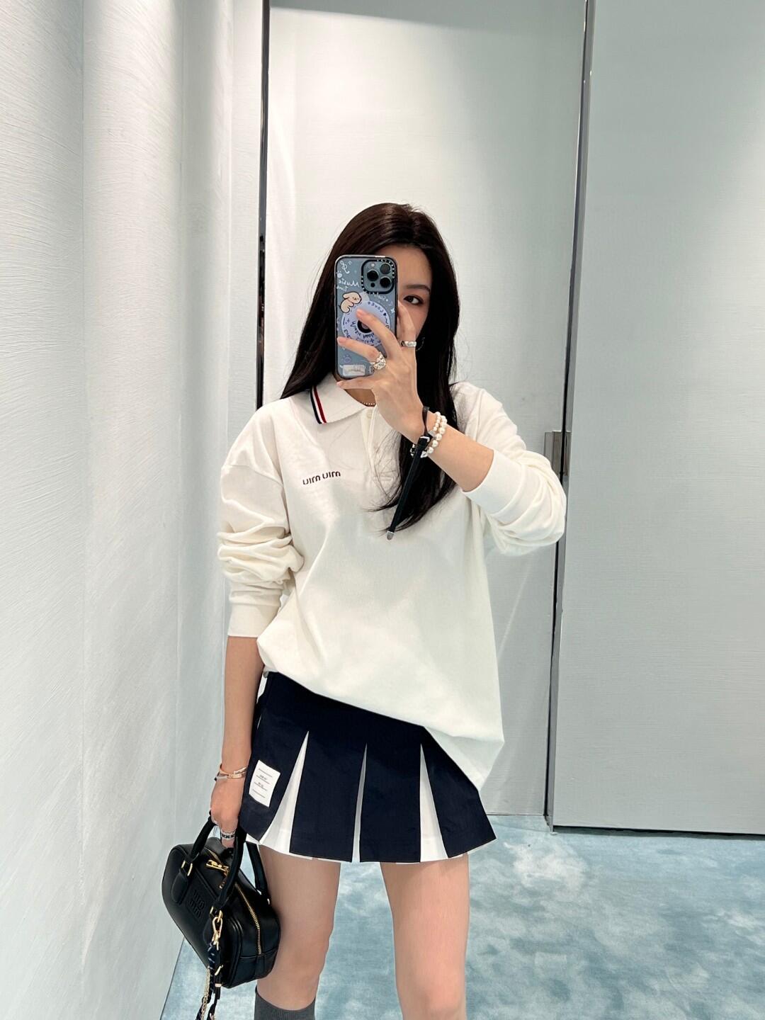 NO:487119,.MiuMiu embroidered lapel color-blocking POLO shirt The fabric is made of 50 double bead floor fabric, pure cotton fixed woven beige. The fabric thread is matched with 1*1 thread of flat machine, and pure cotton woven yarn is fixed. Craft embroidery adopts 3D three-dimensional embroidery, and the chest is embroidered with the MiuMiu logo. The number of finished needles is about needles. Craft cloth wash-added feel-fixed-fixed version-fixed color. The classic beaded floor cloth Polo shirt is incorporated into the Miu Miu brand characteristics and reinterpreted. The embroidered Miu Miu logo injects the signature style of the casual academy style. Oversize style. Long sleeves. Polo collar. Button front closure. Side slit. Double-head crochet bottom edge. Embroidery logo. Customized auxiliary materials 11 washing water trademark. Customized auxiliary materials 11 mercerized thread. Customized technology 11 three-dimensional embroidery  Size S-M-L-XL Color White, Miumiu, versace, alexander wang19860909.MiuMiu 刺绣翻领拼色POLO衫 面料采用50支双珠地面料,纯棉定织米白色. 面料螺纹搭配扁机1*1螺纹,纯棉丝光纱定织. 工艺刺绣采用3D立体刺绣,胸前以MiuMiu标识为点缀.成品针数约为针. 工艺布匹洗水-添加成衣手感-固定版本-固色. 经典的珠地布Polo衫融入Miu Miu品牌特色重新演绎,刺绣Miu Miu徽标为休闲学院风注入标志性格调. Oversize版型. 长袖. Polo领. 纽扣前襟. 侧边开衩. 双头钩针底边. 刺绣徽标. 辅料定制11洗水商标 辅料定制11丝光螺纹 工艺定制11立体刺绣 尺码S-M-L-XL 颜色白,,miumiu,versace,alexander wang,Men's clothing