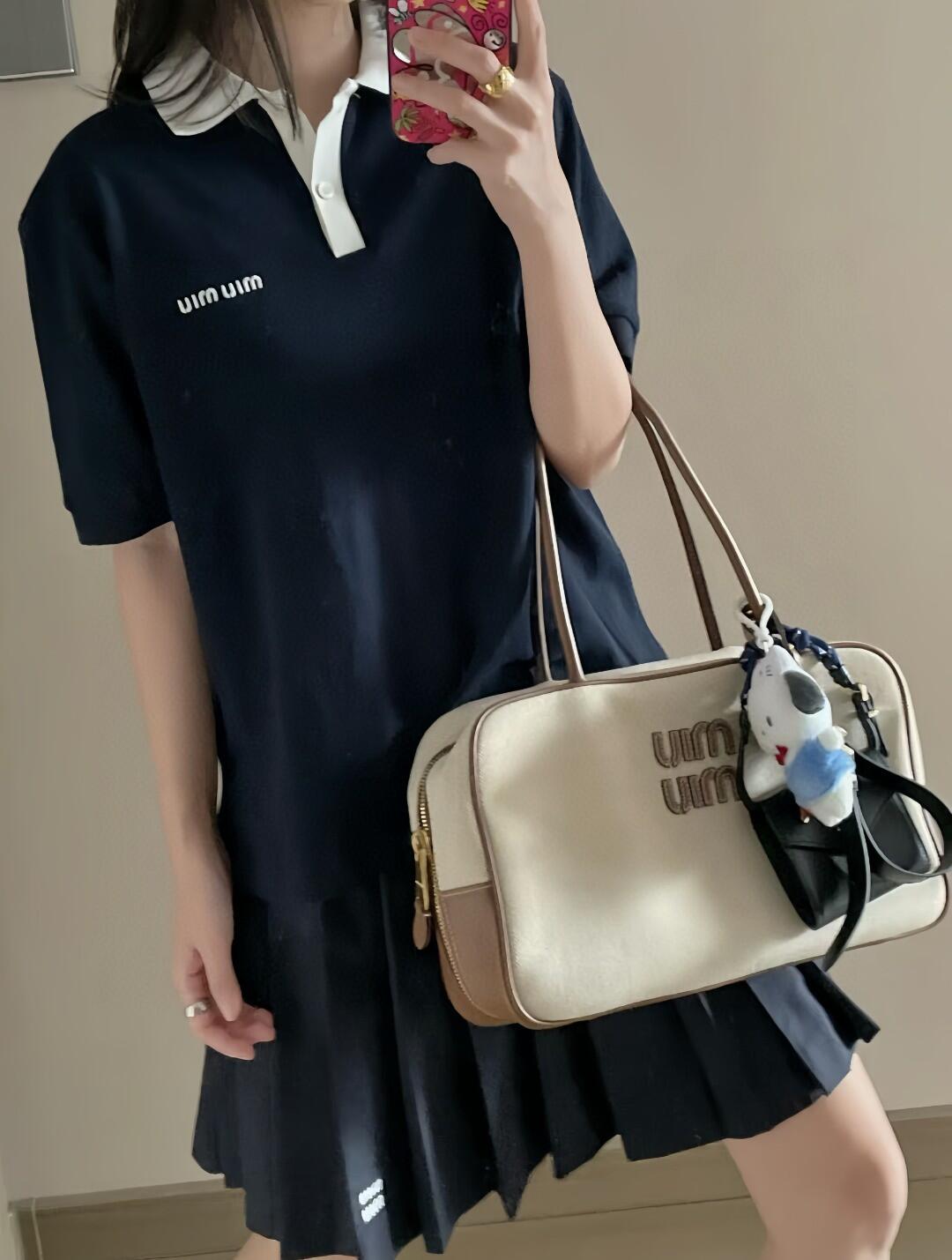 NO:488233,.MiuMiu embroidered lapel color-blocking POLO shirt The fabric is made of 50 double bead floor fabric, pure cotton fixed-woven rice blue. The fabric thread is matched with 1*1 thread of flat machine, and pure cotton mercerated yarn is fixed-woven. The craft embroidery uses 3D three-dimensional embroidery, and the chest is embellished with MiuMiu logo. The number of finished needles is about needles. Craft cloth wash-added feel-fixed version-fixed color. This short-sleeved Polo shirt integrates tennis style and college style elements. The lines are simple and neat, and exquisite details are added to interpret the classic shape with contrasting color matching, demonstrating the contemporary versatile charm. Oversize style. Polo collar. Front button closure. Short sleeves are matched with knitted. Trim. Side slit. Embroidered logo. Double-head crochet bottom edge Customized 11 wash water logo  Customized 11 mercerized threads for auxiliary materials, customized 11 three-dimensional embroidery, Size S-M-L-XL, color white, miumiu, versace, T-shirt, alexander wang19860909.MiuMiu 刺绣翻领拼色POLO衫 面料采用50支双珠地面料,纯棉定织米宝蓝色. 面料螺纹搭配扁机1*1螺纹,纯棉丝光纱线定织. 工艺刺绣采用3D立体刺绣,胸前以MiuMiu标识为点缀.成品针数约为针. 工艺布匹洗水-添加成衣手感-固定版本-固色. 这款短袖Polo衫集网球风格与学院风元素于一体.线条简约利落,加入精致细节,以反差配色诠释经典造型,彰显当代百搭魅力. Oversize版型. Polo领. 正面纽扣开合.短袖搭配针织.饰边. 侧边开衩.刺绣徽标. 双头钩针底边 辅料定制11洗水商标 辅料定制11丝光螺纹 工艺定制11立体刺绣 尺码S-M-L-XL 颜色白,,miumiu,versace,T-shirt,alexander wang,Men's clothing