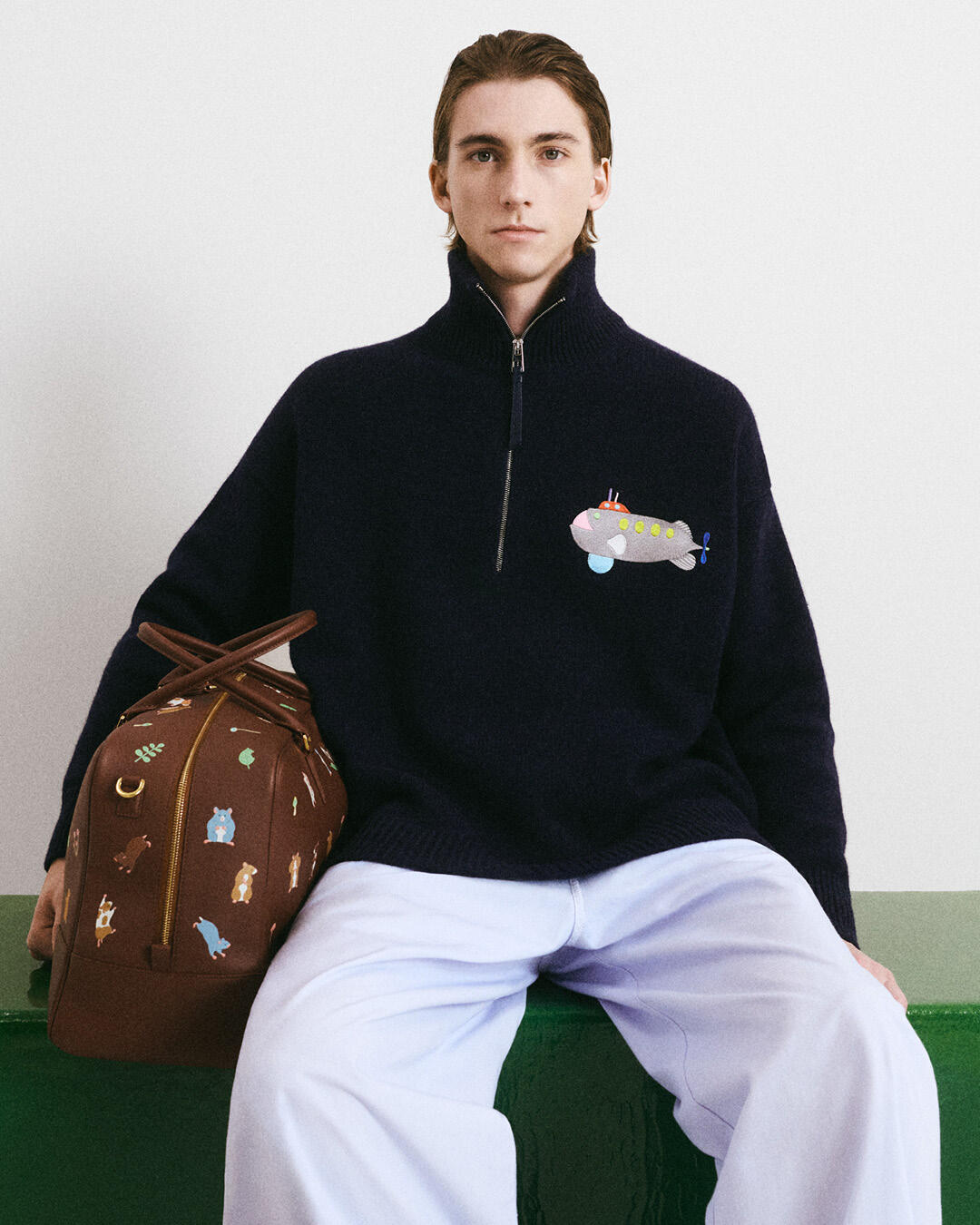 NO:500269,.LOEWE Submarine embroidery semi-zipper sweater The fabric is 50 cashmere 50 cotton. 50 cashmere fabric effectively reflects the warmth effect, and at the same time, it can make the upper body of the clothes more comfortable and styling. The craft embroidery uses 3 three-dimensional embroidery. The embroidery first makes a single armband and then position the sewing. The number of needles is about 8,600 stitches. The back is decorated with the brand logo as the embroidery icon. Washing water for laundry - increase the feel - remove impurities. The auxiliary material zipper is electroplated matte white, and the teeth are drawn with European teeth. The scalp is made of double-layer cowhide composite embroidery logo. Cashmere material wool material semi-zipper turtleneck design style, and the chest is embroidered with submarine embroidery. Colorful embroidery icons. Customized auxiliary material 11 washing trademark Auxiliary material 11 electroplated zipper Process 11 three-dimensional embroidery Size S-M-L-XL  Color royal blue, loewe, cowhide, alexander wang19860909.LOEWE 潜艇刺绣半拉链针织衫 面料采用50羊绒 50棉.50羊绒面料有效体现出保暖效果,同时搭配50棉可使衣服上身更为舒服与版型效果. 工艺刺绣采用3立体刺绣,刺绣先做出单个袖标再定位缝纫.针数约为8600针.后幅饰以品牌标志logo为刺绣图标.成衣洗水-增加手感-去除杂质. 辅料拉链采用电镀哑光白,拉牙采用欧款拉牙.拉头皮采用双层牛皮复合压花logo. 羊绒材质毛料 半拉链高领设计风格,胸前以潜艇刺绣为点缀.多彩刺绣图标. 辅料定制11洗水商标 辅料定制11电镀拉链 工艺定制11立体刺绣 尺码S-M-L-XL 颜色宝蓝,,loewe,cowhide,alexander wang,Men's clothing