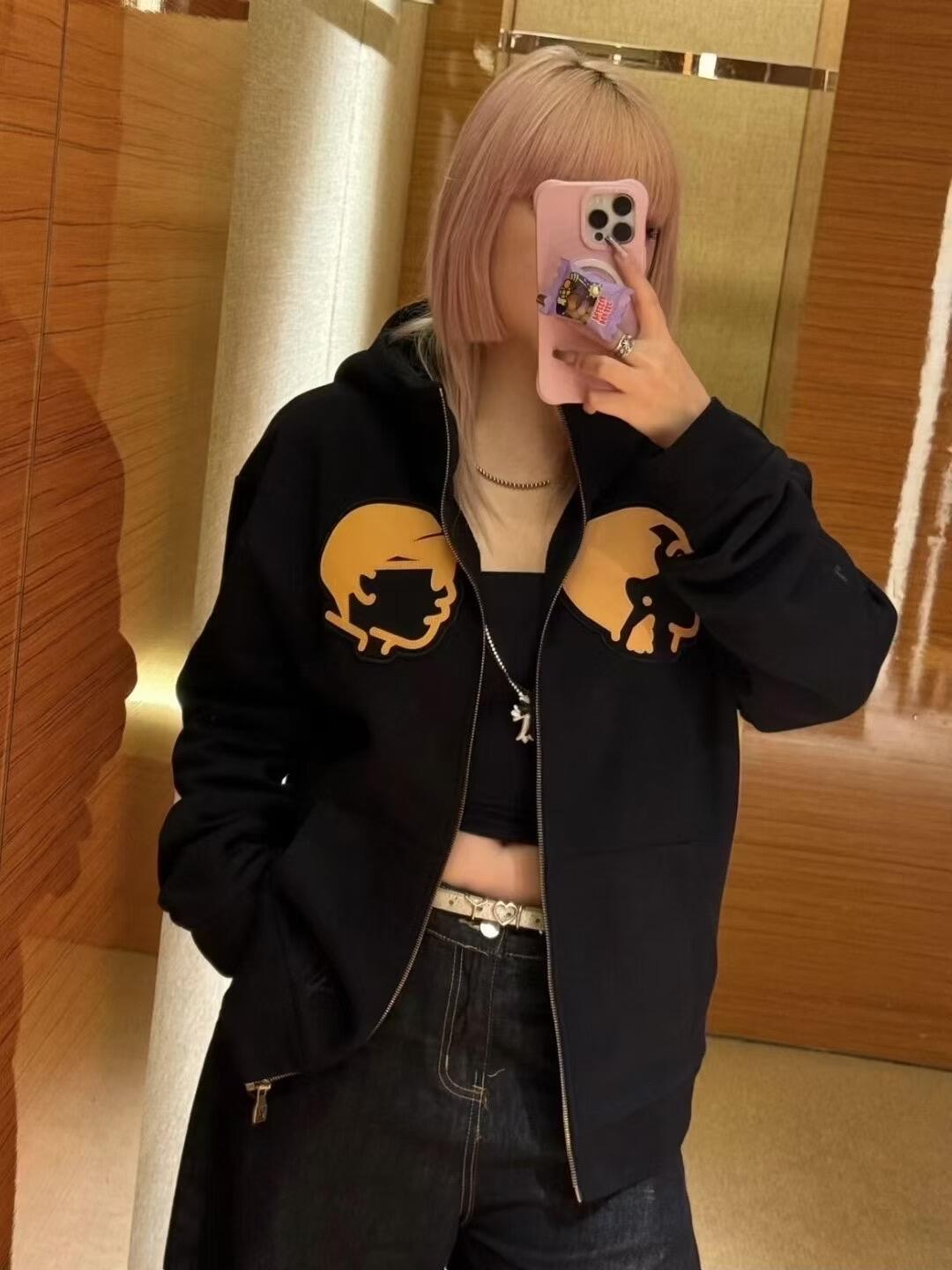 NO:504714,.LOUIS VUITTON Co-branded nigo portrait embroidery jacket The fabric is made of 380 grams of double strands. The thread is matched with 420 grams of double yarn. Craft embroidery craft 3D three-dimensional embroidery The hem has a brand logo. Craftsia The portrait icon is made of double-sided leather price laser flowering and positioning embroidery. The whole is wrapped with embroidery. The auxiliary material zipper is made of electroplated brass, and the old-fashioned European style thighs. This hoodie is made of cotton knitted with velvet inside with ribbed hem to create a comfortable and casual wear experience. The character sauna adds a trendy style. The auxiliary material custom 11 washing trademark. The auxiliary material custom 11 electroplated zipper. Craftsia icon. Craftsia icon. Craftsia 11 three-dimensional embroidery. S-M-L-XL. Color black.,louis vuitton,jackets &  coats, hats, alexander wang19860909.LOUIS VUITTON 联名nigo人像刺绣外套 面料采用380克双股毛圈.螺纹搭配420克双纱. 工艺刺绣工艺3D立体刺绣 下摆带有品牌标志logo 工艺烧花 人像图标采用双面皮价激光烧花后定位刺绣而成.整体采用刺绣包裹. 辅料拉链采用电镀黄铜,做旧电镀欧款拉牙. 本款连帽衫为内里起绒的棉质针织搭配罗纹下摆,营造舒适休闲的穿着体验.人物烧花刺绣添加潮流格调 辅料定制11洗水商标 辅料定制11电镀拉链 工艺定制11烧花图标 工艺定制11立体刺绣 尺码S-M-L-XL 颜色黑,,louis vuitton,jackets & coats,hats,alexander wang,Men's clothing