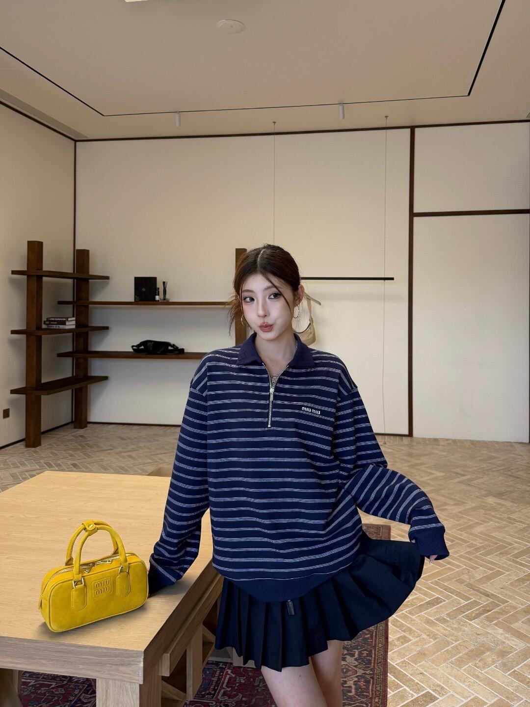 NO:507555,.MiuMiu Striped Embroidered Semi-zipper POLO shirt The fabric is made of 60 mercerized cotton, fixed-woven striped jacquard. The fabric thread is matched with 420 grams of matching mercerized threads. The process positioning cutter The whole piece of clothing needs to be arranged. The loss is very large. 1 piece of clothing = 2 pieces of clothing. The craft embroidery adopts 3D three-dimensional embroidery technology, and the chest is decorated with MiuMiu as the embellishment to present a high-end and low-key style. The auxiliary material zippered silver-white pull head is used for the pulling teeth. The pulling teeth are European-style electroplated teeth. This striped zippered POLO shirt is made of sweatshirt fabric, combining a casual and refined feeling, with a ribbed neckline and cuffs, and is decorated with a low-key embroidery logo. Loose straight-tube style. Unlined clothing. Long sleeve ribbed cuffs. Polo collar. Front zipper closure. Straight hem with ribbed edges. Embroidery logo.  Customized auxiliary materials 11 washing water trademark Auxiliary materials 11 electroplated zipper Auxiliary materials 11 mercerized stripes Size: 36-38-40-42 Color royal blue, Miumiu, hoodie, sweatshirts, alexander wang19860909.MiuMiu 条纹刺绣半拉链POLO衫 面料采用60支丝光棉,定织条纹提花. 面料螺纹搭配420克配套丝光螺纹. 工艺定位裁床 整件衣服需做对位处理.损耗非常之大 1件衣服=2件衣服用量. 工艺刺绣采用3D立体刺绣工艺,胸前以MiuMiu为点缀装饰呈现出高端低调风格. 辅料拉链采用电镀银白拉头 拉牙采用欧款电镀牙 这款条纹拉链POLO衫采用卫衣面料,结合了休闲的精致感,配有罗纹领口和袖口,并点缀着低调的刺绣标志. 宽松直筒版型.无衬里服装. 长袖带罗纹袖口. Polo领 前拉链闭合. 直下摆带罗纹边. 刺绣标志. 辅料定制11洗水商标 辅料定制11电镀拉链 辅料定制11丝光条纹 尺码:36-38-40-42 颜色宝蓝,,miumiu,hoodie,sweatshirts,alexander wang,Men's clothing