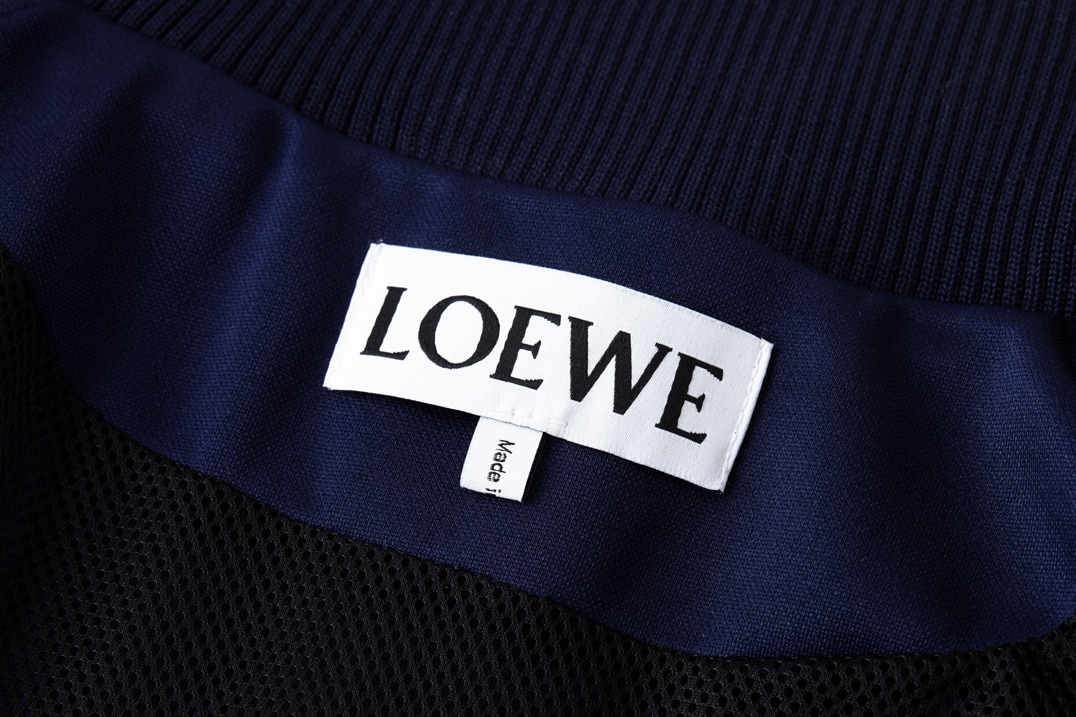 Loewe Embroidered Zip-Up Jacket - Stylish and Comfortable Outerwear for Men 5 i1755342962774 3525 0 2