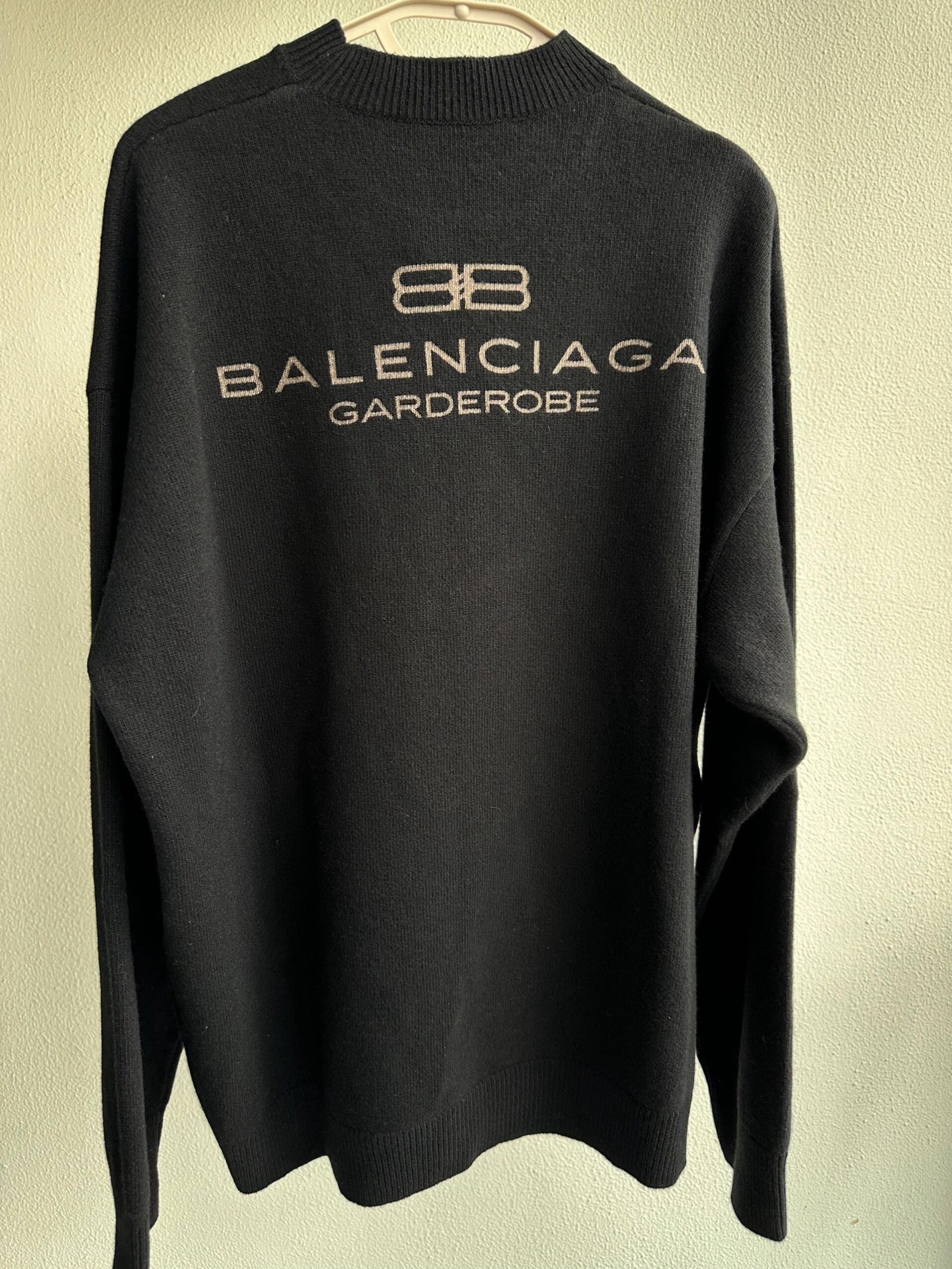 。BLCG 巴黎麦穗刺绣泥印针织衫
面料：采用90%棉，搭配10%羊毛。该款面料上身版型较为立体，10%