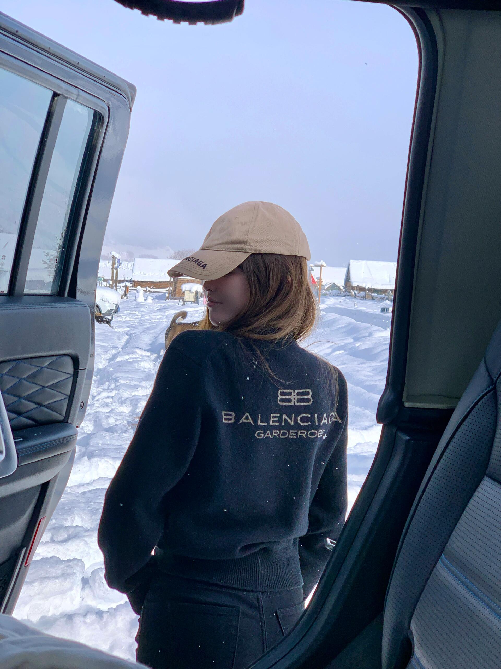 。BLCG 巴黎麦穗刺绣泥印针织衫
面料：采用90%棉，搭配10%羊毛。该款面料上身版型较为立体，10%