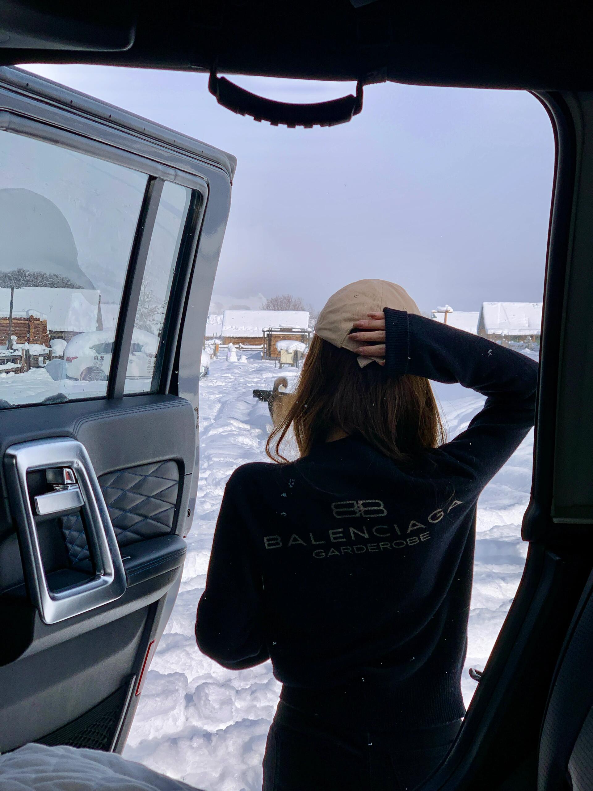 。BLCG 巴黎麦穗刺绣泥印针织衫
面料：采用90%棉，搭配10%羊毛。该款面料上身版型较为立体，10%