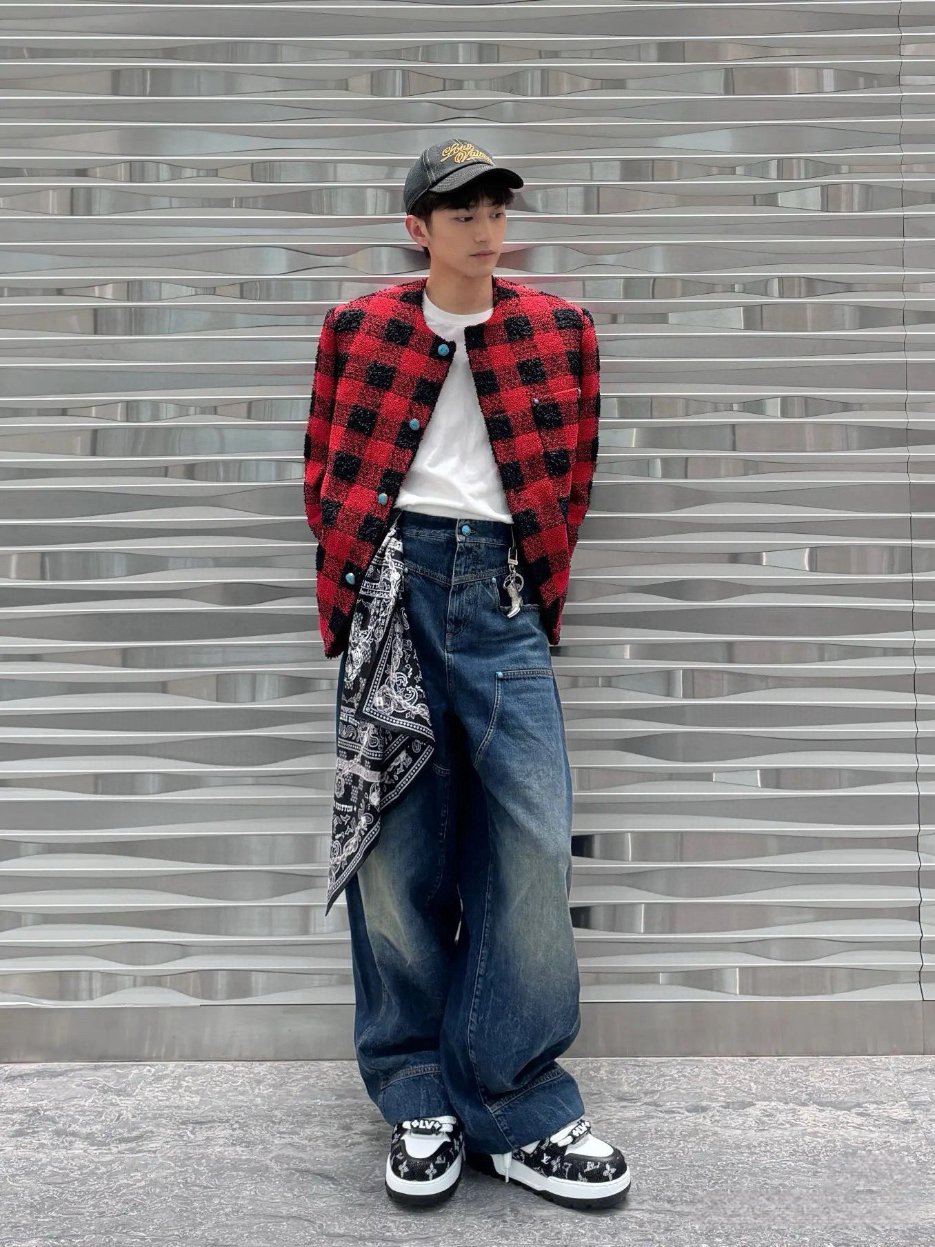 NO:512822,.LOUIS VUITTON turquoise grinding tool jeans fabric adopts 7*7 weaving 12.5 oz denim cotton. The gram weight of the fabric is about 420 grams after washing. The 20 pieces of craft laundry washing water are a batch to make the clothes more evenly colored. The craft laundry washing water is worn, and the yeast washing water adds a touch. The access buttons of the auxiliary materials are made of turquoise material, and the original mold is customized. Each button has a laser engraving logo. The back leather mark uses a head-layer cowhide embossed icon, and the access control zipper is electroplated and used as an old I-shaped head. This jeans are made of Japanese washing tannin cloth, which is eye-catching and bright line, rear bag LV logo embroidered by the back bag, and the turquoise button brand is exquisite. Customized auxiliary materials 11 washing trademark Auxiliary materials 11 leather mark Auxiliary materials 11 electroplated zipper  Customized auxiliary materials 11 turquoise buttons Customized process 11 grinding and washing water Size 30-32-34-36 Color aged blue,,louis vuitton,louis vuitton,jeans,cowhide,alexander wang19860909.LOUIS VUITTON 绿松石磨破工装牛仔裤 面料采用7*7织法 12.5盎牛仔棉.面料洗水后克重约为420克. 工艺成衣洗水20件为一批使衣服受色更为均匀. 工艺成衣磨破,酵母洗水添加手感. 辅料门禁纽扣采用绿松石材料,原版开模定制.每一个纽扣都带有激光刻字标识.后幅皮标采用头层牛皮压花图标,门禁拉链采用电镀做旧工字头. 本款牛仔裤取材日本水洗丹宁布,以别致阔腿工装手机风格醒目明线、后袋LV标识刺绣,以及票袋和腰部的绿松石纽扣品牌精湛匠艺. 辅料定制11洗水商标 辅料定制11皮革皮标 辅料定制11电镀拉链 辅料定制11绿松石纽扣 工艺定制11磨破洗水 尺码30-32-34-36 颜色做旧蓝,,louis vuitton,louis vuitton,jeans,cowhide,alexander wang,Men's clothing