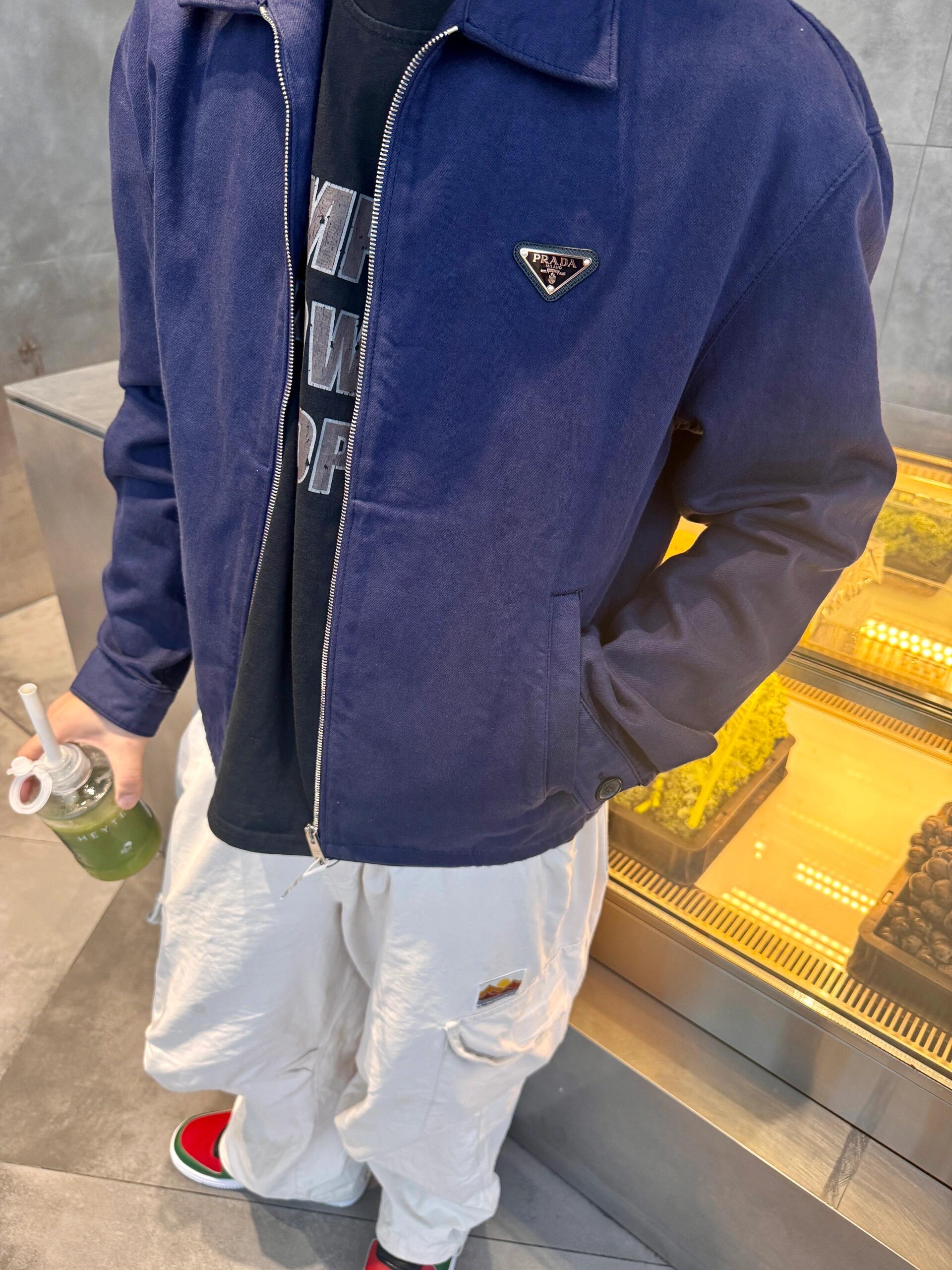 NO:513401,.PRADA dyed denim zipper jacket fabric pure cotton denim white cotton cloth. The garment weighs about 460 grams. Crafted garment cover dyeing, this craft is first used to make the garment with white cotton cloth one by one and then use artificially modified original tone dye for dyeing. Reduction is close to the original 99. The zipper of the auxiliary material uses a No. 5 pull head, and the original molded engraving has an 11-reduction logo logo on the original molded engraving. The buttons are made of natural resin buttons. The bottom of the auxiliary material leather mark is soft cowhide double-layer composite, and the face is made of stainless steel material original laser plating lettering. This simple denim denim jacket presents a straight-tube style and zipper closure design, with exquisite details and exquisite craftsmanship. The silhouette is completely refreshed, revealing a stylish and exquisite shape with a triangle logo. Unlined straight-tube shirt collar. Long sleeves. Single button cuffs. Front zipper closure.  The same color sewing line. Low-position inlay bag. Straight bottom edge Customized auxiliary materials 11 washing trademark Customized auxiliary materials 11 electroplated zipper Customized auxiliary materials 11 resin button Customized auxiliary materials 11 electroplated leather mark Customized auxiliary materials 11 set of dyeing processes Size S-M-L-XL Color blue,,prada, jackets & coats, jackets & coats,shirts,cowhide,alexander wang19860909.PRADA 套染牛仔拉链外套 面料纯棉牛仔白棉布匹.成衣克重约为460克. 工艺成衣套染,该款工艺先用于白色纯棉布做出成衣后一件一件用人工调制出的原版同色染料做调染工艺.还原接近原版99. 辅料拉链采用5号拉头,原版开模刻字面上带有11还原logo标识.纽扣采用天然树脂纽扣. 辅料皮标底部采用软牛皮双层复合,面部采用不锈钢材料原版激光电镀刻字. 这款简约的丹宁牛仔夹克呈现直筒版型与拉链开合设计,细节精致,工艺精湛.廓形焕然一新,以三角形徽标展露时尚精致型格. 无衬里直筒版型衬衫领.长袖.单纽扣袖口. 正面拉链开合. 同色系缝线. 低位嵌线袋. 平直底边 辅料定制11洗水商标 辅料定制11电镀拉链 辅料定制11树脂纽扣 辅料定制11电镀皮标 工艺定制11套染工艺 尺码S-M-L-XL 颜色蓝,,prada,jackets & coats,jackets & coats,shirts,cowhide,alexander wang,Men's clothing