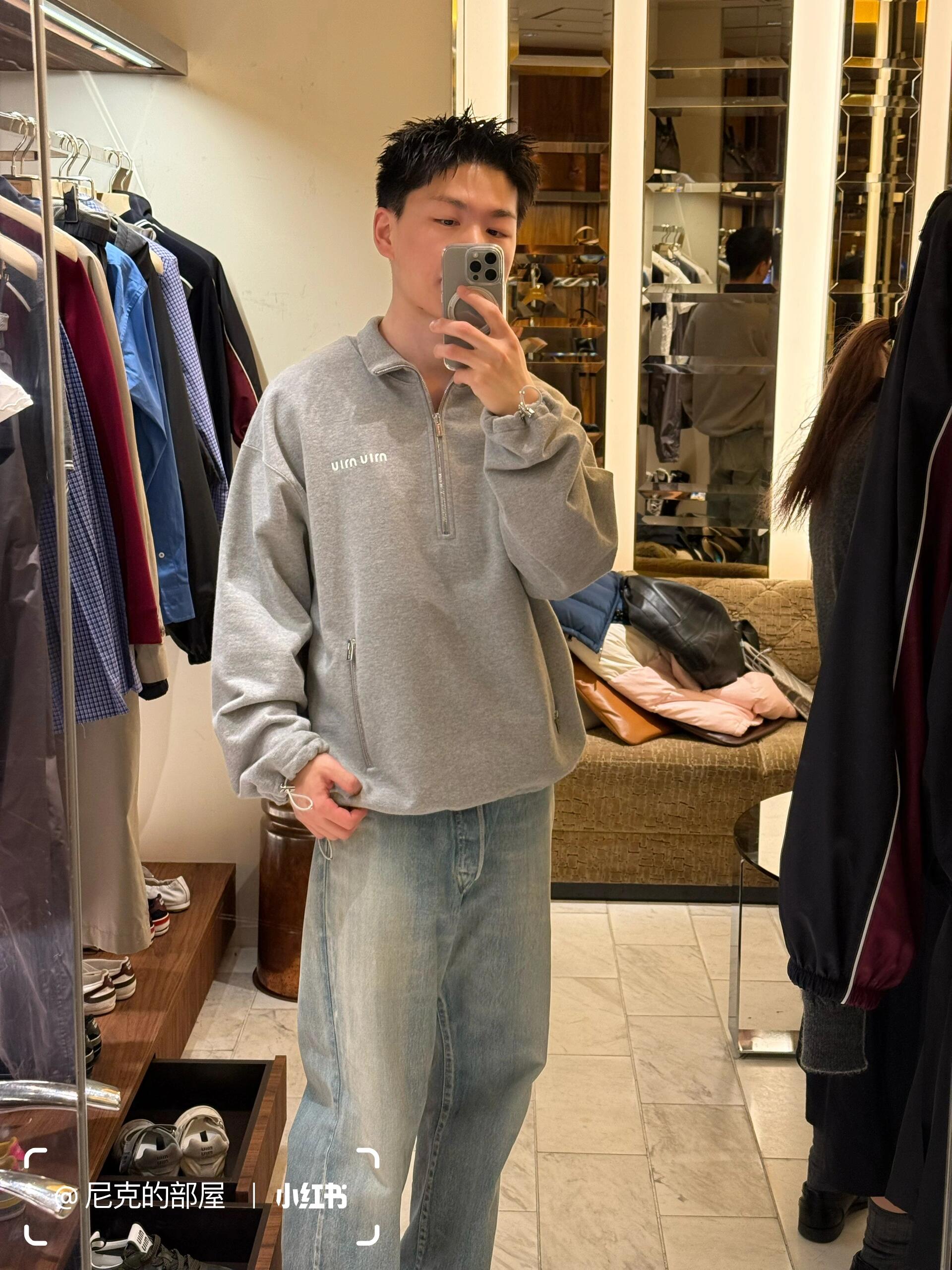 NO:513395,.MiuMiu semi-zipper embroidered sweatshirt The fabric is made of 380 grams of terry and Xinjiang cotton yarn is fixed. The threads of the fabric are equipped with 1*1 double yarn and are fixed in the same cylinder. The craft embroidery adopts 3D three-dimensional embroidery technology, embellished with miuuu, presenting a simple and high-end style. The accessories are full-frame open-bag zipper, and the pocket position is double-zippered in design style, using No. 5 electroplated bright silver-white pull-tips. The hem of the accessories is made of suspended buckles and has MiuMiu engraved logo on the surface. This sweatshirt has style and performance, highlighting the loose shape of the play ratio, revealing the modern aesthetic charm. Oversize style. Long sleeves are paired with ribbed knitted cuffs. Stand collar. Front zipper closure. Elastic bottom edge. Embroidery logo Customized auxiliary materials 11 washing trademark Customized auxiliary materials 11 electroplated zipper Customized auxiliary materials 11 engraved buckles  Customized craft 11 three-dimensional embroidery Size 363-8-40-42 Color gray, Miumiu, versace, hoodie, sweatshirts, alexander wang19860909.MiuMiu 半拉链刺绣卫衣 面料采用380克毛圈,新疆棉纱定织. 面料螺纹采用配套1*1双纱 同缸定染. 工艺刺绣采用3D立体刺绣工艺,以miuiu为点缀,呈现出简约高端风格. 辅料全幅开袋拼拉链,口袋位置双拉链设计风格,采用于5号电镀亮银白拉头. 辅料下摆采用吊扣,面上带有MiuMiu刻字标识. 这款运动衫兼具风格与性能,凸显玩转比例的宽松造型,流露现代美学魅力. Oversize版型. 长袖搭配罗纹针织袖口. 立领. 正面拉链开合. 弹力底边. 刺绣徽标 辅料定制11洗水商标 辅料定制11电镀拉链 辅料定制11刻字吊扣 工艺定制11立体刺绣 尺码363-8-40-42 颜色灰,,miumiu,versace,hoodie,sweatshirts,alexander wang,Men's clothing