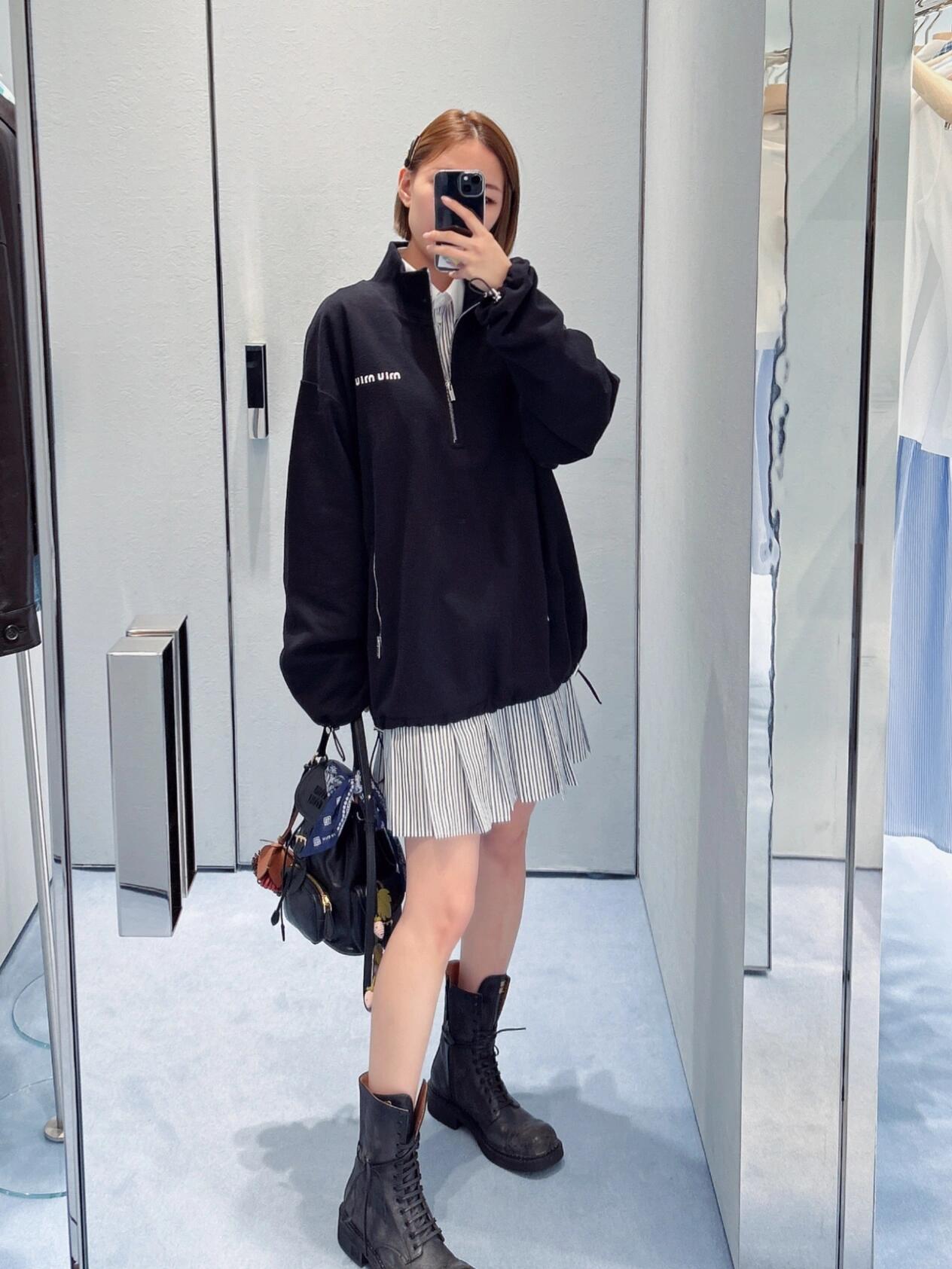 NO:514355,.MiuMiu semi-zipper embroidered sweatshirt The fabric is made of 380 grams of terry and Xinjiang cotton yarn is fixed. The threads of the fabric are equipped with 1*1 double yarn and are fixed in the same cylinder. The craft embroidery adopts 3D three-dimensional embroidery technology, embellished with miuuu, presenting a simple and high-end style. The accessories are full-frame open-bag zipper, and the pocket position is double-zippered in design style, using No. 5 electroplated bright silver-white pull-tips. The hem of the accessories is made of suspended buckles and has MiuMiu engraved logo on the surface. This sweatshirt has style and performance, highlighting the loose shape of the play ratio, revealing the modern aesthetic charm. Oversize style. Long sleeves are paired with ribbed knitted cuffs. Stand collar. Front zipper closure. Elastic bottom edge. Embroidery logo Customized auxiliary materials 11 washing trademark Customized auxiliary materials 11 electroplated zipper Customized auxiliary materials 11 engraved buckles  Customized craft 11 three-dimensional embroidery Size 363-8-40-42 Color black, Miumiu, versace, hoodie, sweatshirts, alexander wang19860909.MiuMiu 半拉链刺绣卫衣 面料采用380克毛圈,新疆棉纱定织. 面料螺纹采用配套1*1双纱 同缸定染. 工艺刺绣采用3D立体刺绣工艺,以miuiu为点缀,呈现出简约高端风格. 辅料全幅开袋拼拉链,口袋位置双拉链设计风格,采用于5号电镀亮银白拉头. 辅料下摆采用吊扣,面上带有MiuMiu刻字标识. 这款运动衫兼具风格与性能,凸显玩转比例的宽松造型,流露现代美学魅力. Oversize版型. 长袖搭配罗纹针织袖口. 立领. 正面拉链开合. 弹力底边. 刺绣徽标 辅料定制11洗水商标 辅料定制11电镀拉链 辅料定制11刻字吊扣 工艺定制11立体刺绣 尺码363-8-40-42 颜色黑,,miumiu,versace,hoodie,sweatshirts,alexander wang,Men's clothing