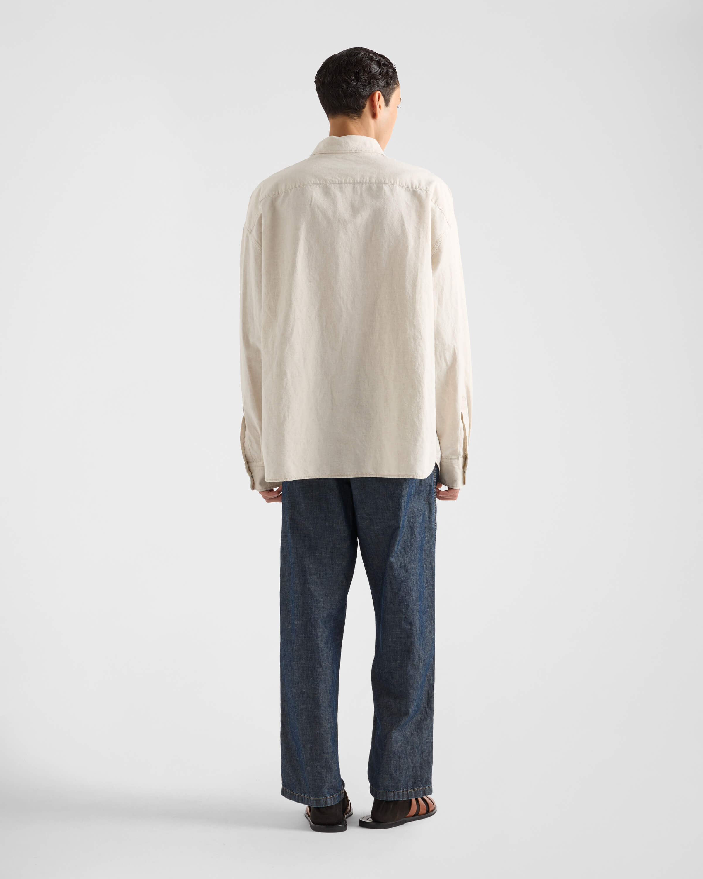 。PRADA 口袋钢标天丝麻棉衬衫
面料：采用60支天丝麻棉，定织定染，面上带有麻点纹路。洗水后克重约为