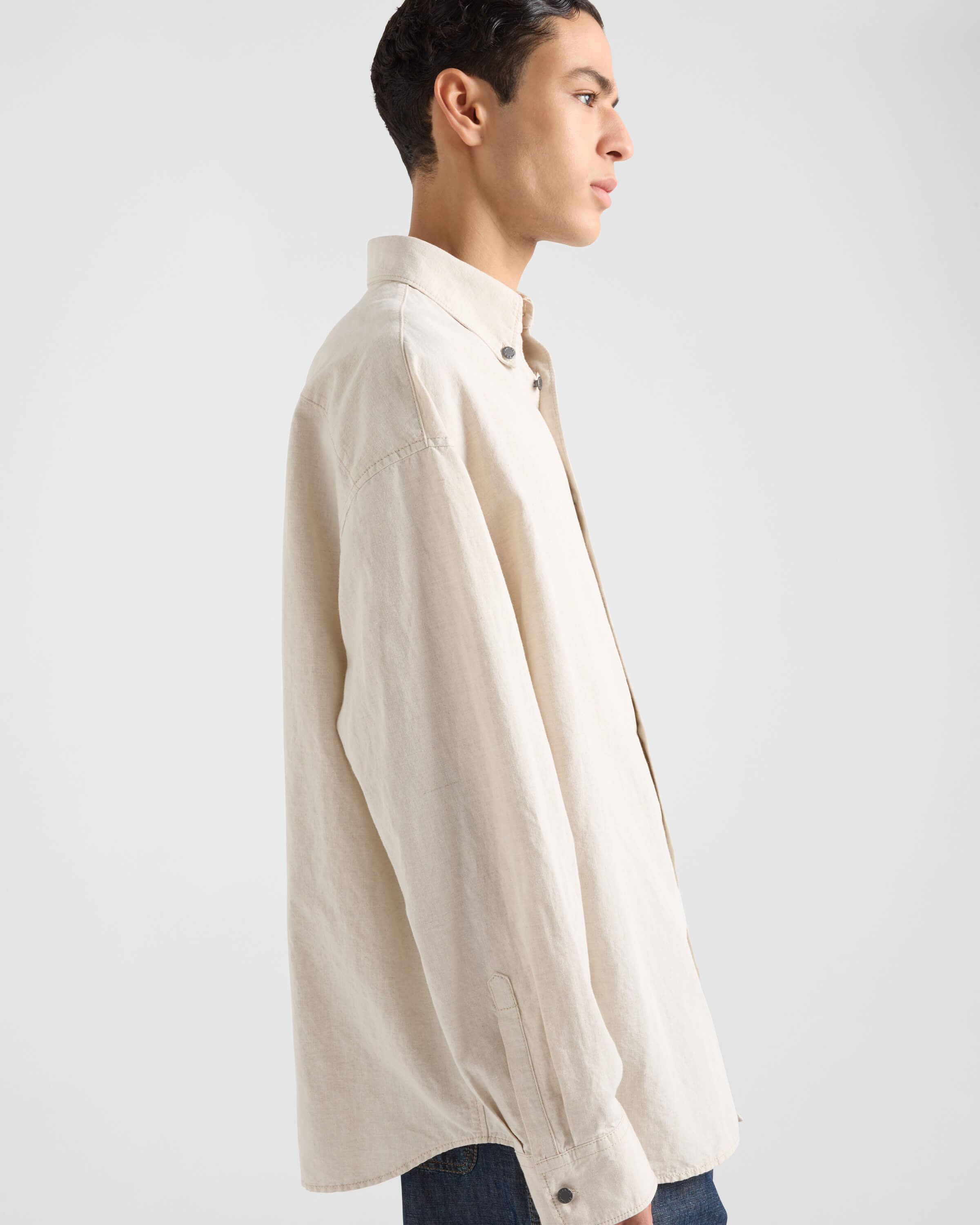 。PRADA 口袋钢标天丝麻棉衬衫
面料：采用60支天丝麻棉，定织定染，面上带有麻点纹路。洗水后克重约为