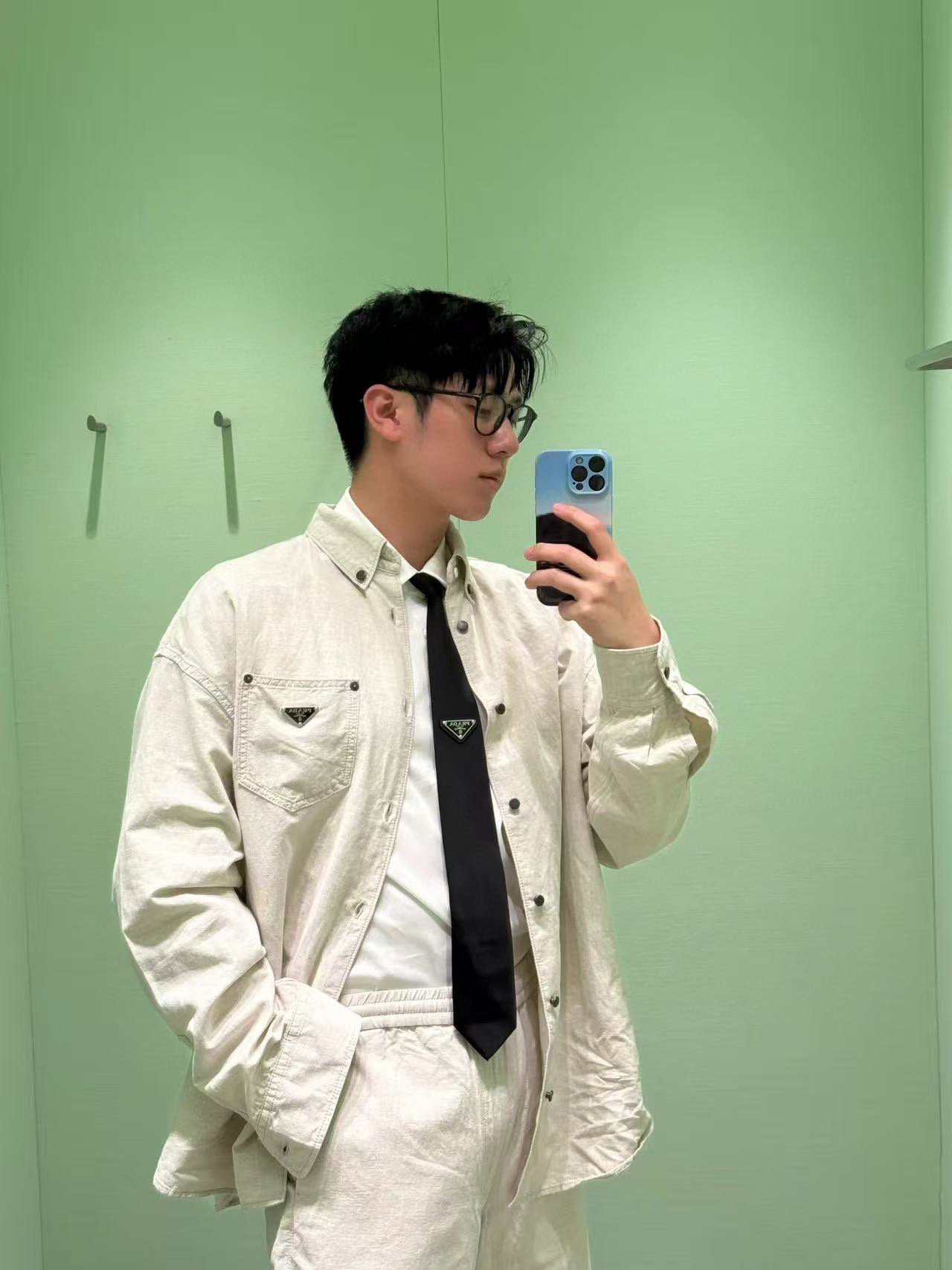 NO:514353,.PRADA pocket steel label Tennis linen shirt The fabric is made of 60 pieces of Tennis linen cotton, fixed weaving and dyeing, with lump texture on the surface. The weight of gram is about 320 grams after washing. The fabric and cloth washing water remove more impurities than fabric, making the upper body of the ready-made garment smoother, and the fabric pattern is fixed. The auxiliary material buttons are made of copper for old bronze black, laser engraved on the surface, and the same color for old low. The white buttons on the neck are made of tree material. The soft and delicate texture makes this shirt the best choice for summer clever clothes. The square silhouette expresses contemporary charm, while the metal triangle logo highlights the brand's classic style. Square style. Shirt collar. Long sleeves. Single button cuffs. Button front closure. Patch pockets on the chest. Round bottom edge. Triangular logo Customized auxiliary material 11 wash trademark  Customized 11 bronze buttons Customized auxiliary materials Customized 11 resin buttons Size S-M-L-X Color apricot yellow, prada,shirts,alexander wang19860909.PRADA 口袋钢标天丝麻棉衬衫 面料采用60支天丝麻棉,定织定染,面上带有麻点纹路.洗水后克重约为320克. 工艺普洗,面料布匹洗水去除多于面料杂质,使成衣上身效果更为柔顺,同时固定面料版型. 辅料纽扣采用铜料做旧古铜黑色,面上激光刻字,底部搭配同色做旧低.领口白色纽扣采用树材料. 柔软细腻的质地让这款衬衫成为了夏日挺括衣装的不二之选.方正廓形表达当代魅力,而金属三角形徽标彰显品牌经典格调. 方正版型. 衬衫领.长袖.单纽扣袖口.纽扣前襟. 胸前贴袋.圆形底边.三角形徽标 辅料定制11洗水商标 辅料定制11古铜纽扣 辅料定制11树脂纽扣 尺码 S-M-L-X 颜色杏黄,,prada,shirts,alexander wang,Men's clothing