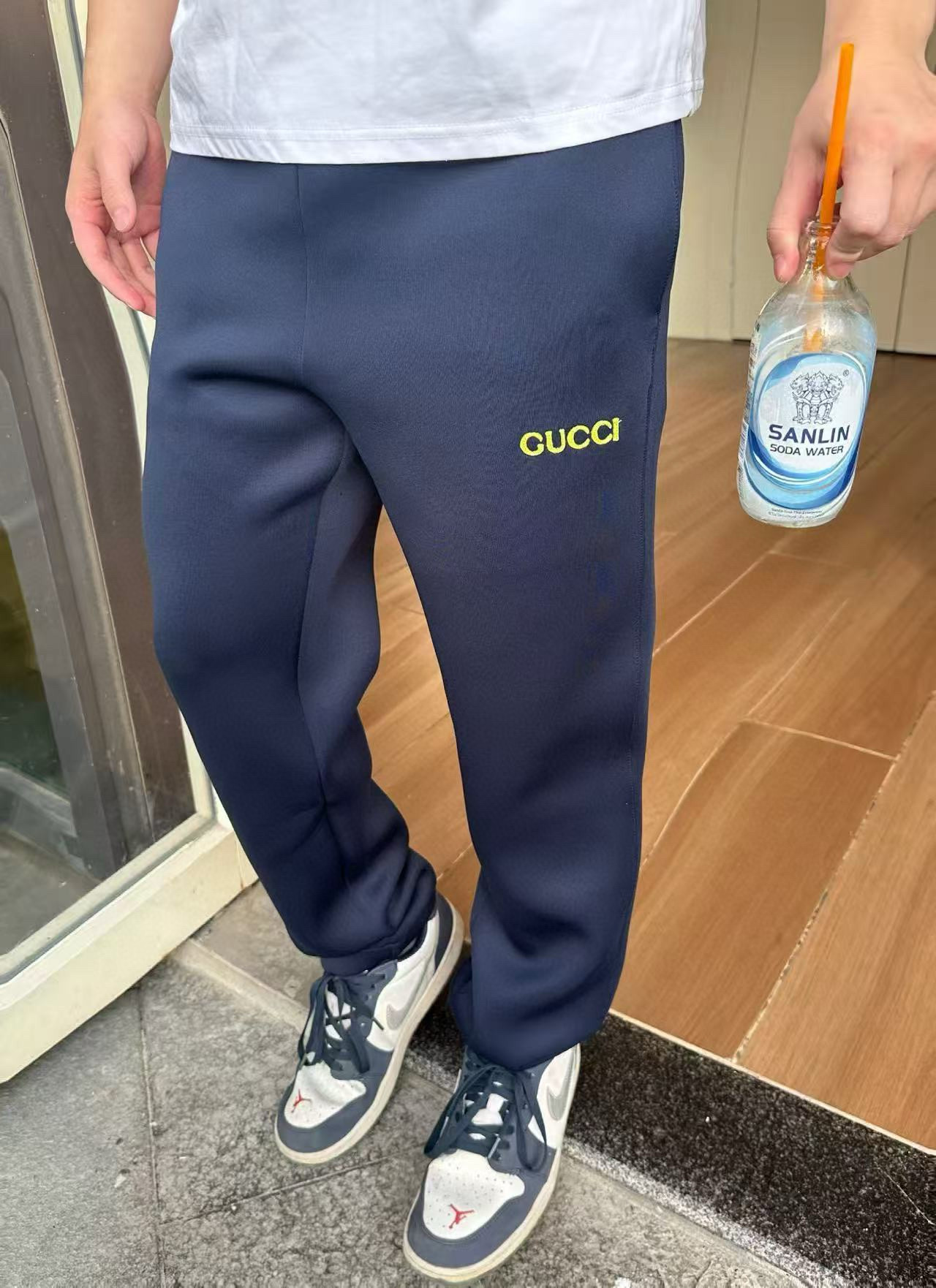 NO:514349,.Gucci Ancient City Embroidery Small Label Space Cotton Sport Pants The fabric is made of 40 double-sided air layers, the fabric is thick and stylish, and the upper body is light and breathable without weight. The washing water weight is about 400 grams. Craft embroidery uses laser to burn a single letter, and after manual labeling, computer positioning embroidery makes the icons and clothes solid. A variety of new season knitted items continue to interpret the brand elements ingeniously. This drawstring trousers are made of viscose knitted fabric, cleverly embellishing the Gucci logo and decoration, showing their unique charm. Customized auxiliary materials 11 wash trademark Auxiliary materials 11 pure cotton drawstring craftsmanship 11 embroidery icon Size S-M-L-XL Color blue,,gucci,alexander wang19860909.Gucci 古城刺绣小标太空棉运动裤 面料采用40支双面空气层,面料厚实有型,上身轻薄透气不压重.洗水号克重约为400克. 工艺刺绣 采用激光烧花出单个字母,人工贴标后电脑定位刺绣让图标与衣服牢牢凝固. 多款新季针织单品持续匠心演绎品牌元素.这款抽绳长裤以粘胶纤维针织面料匠心打造,巧妙缀饰Gucci标识贴饰,尽显独特魅力. 辅料定制11洗水商标 辅料定制11纯棉抽绳 工艺定制11刺绣图标 尺码 S-M-L-XL 颜色蓝,,gucci,alexander wang,Men's clothing