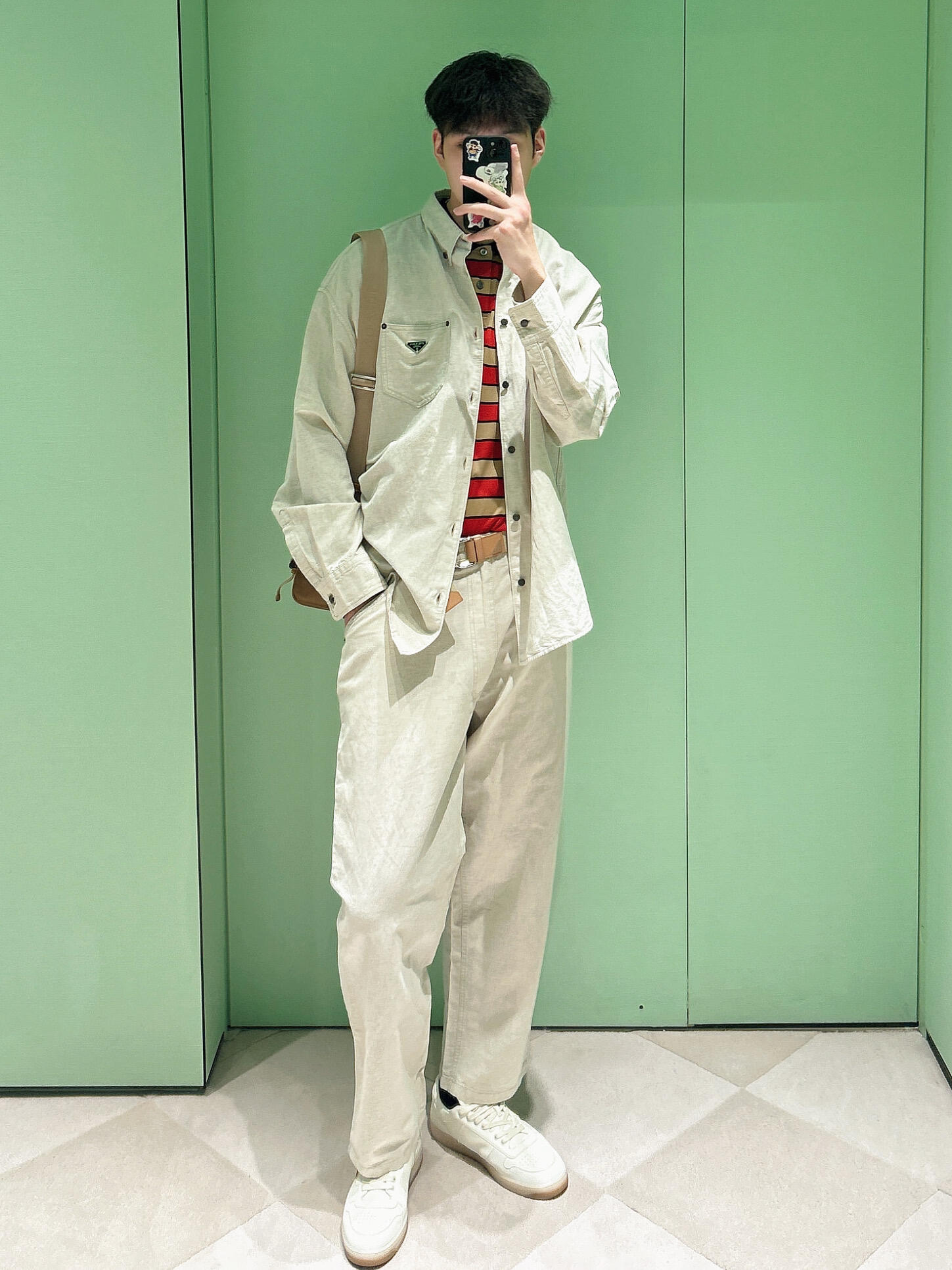 NO:519106,.PRADA Pocket Steel Mark Tennis Line Cotton Trousers The fabric is made of 60 pieces of Tennis Line Cotton, fixed weaving and dyeing, with lump patterns on the surface. The weight of gram after washing is about 320 grams. The craftsmanship is washed, and the fabric cloth wash removes more impurities than fabric, making the upper body of the garment smoother, and the fabric pattern is fixed. The auxiliary material buttons are made of copper old bronze black, with laser engraving on the surface, and the same color is used to make the bottom of the same color old low. Pocket steel mark engraving is electroplated. This trousers show a casual charm and presents a contemporary light silhouette. Classic five-pocket style, eye-catching waist design, and matched with the iconic triangular metal logo of coated enamel. Loose fitting, mid-waist, custom auxiliary material 11 washing trademark, custom auxiliary material 11 bronze button, custom auxiliary material 11 resin button Size S-M-L-X  Color apricot yellow, prada,alexander wang19860909.PRADA 口袋钢标天丝麻棉长裤 面料采用60支天丝麻棉,定织定染,面上带有麻点纹路.洗水后克重约为320克. 工艺普洗,面料布匹洗水去除多于面料杂质,使成衣上身效果更为柔顺,同时固定面料版型. 辅料纽扣采用铜料做旧古铜黑色,面上激光刻字,底部搭配同色做旧低.口袋钢标珐琅电镀刻字. 这款长裤展现出休闲魅力,呈现当代轻盈廓形.经典五口袋款式,腰身设计醒目,搭配标志性的涂珐琅三角形金属徽标. 宽松版型 中腰 辅料定制11洗水商标 辅料定制11古铜纽扣 辅料定制11树脂纽扣 尺码 S-M-L-X 颜色杏黄,,prada,alexander wang,Men's clothing