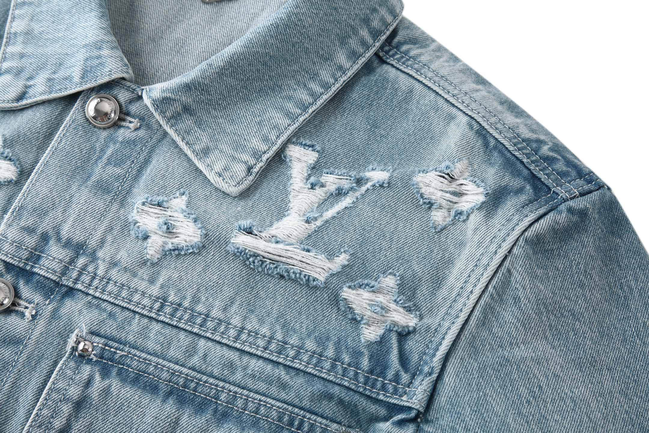 。LOUIS VUITTON 水洗磨破牛仔外套那里：采用7*7牛仔棉，该蓝面11盎，洗水后克重为420克