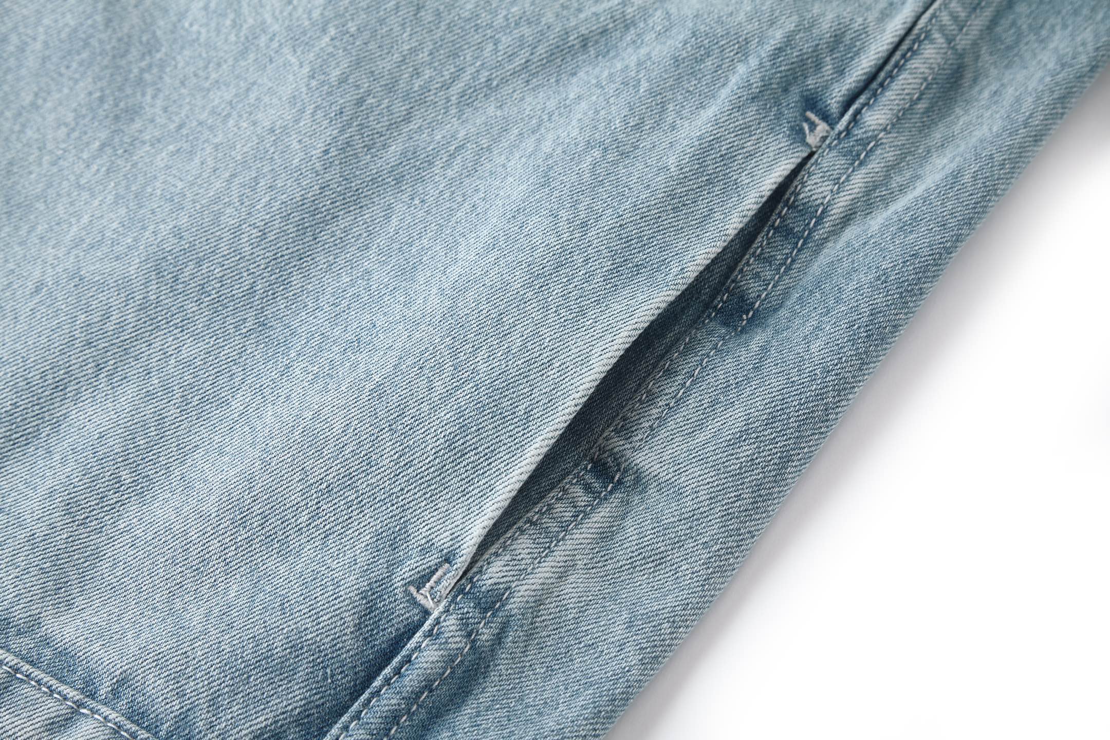 。LOUIS VUITTON 水洗磨破牛仔外套那里：采用7*7牛仔棉，该蓝面11盎，洗水后克重为420克