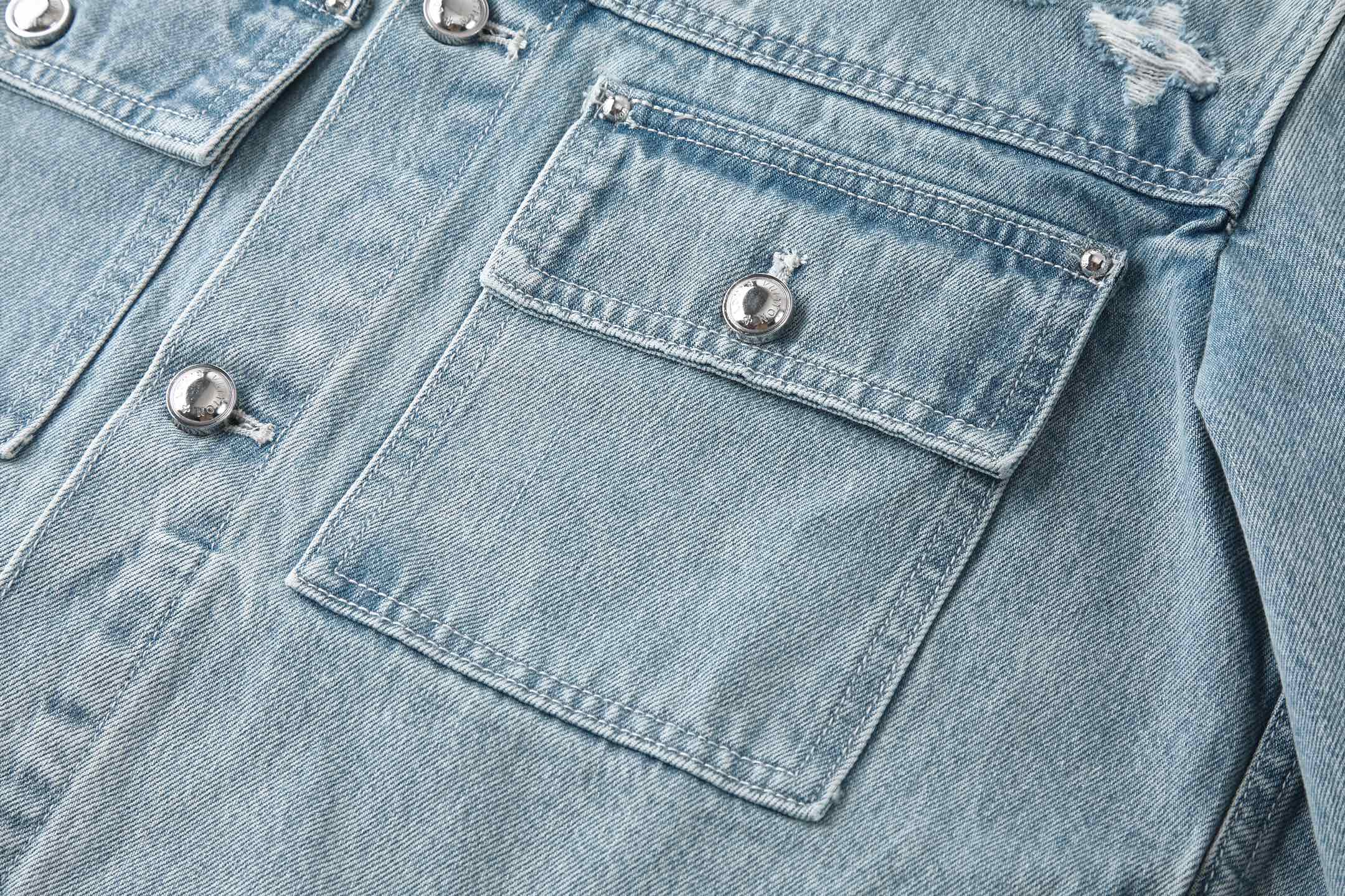 。LOUIS VUITTON 水洗磨破牛仔外套那里：采用7*7牛仔棉，该蓝面11盎，洗水后克重为420克