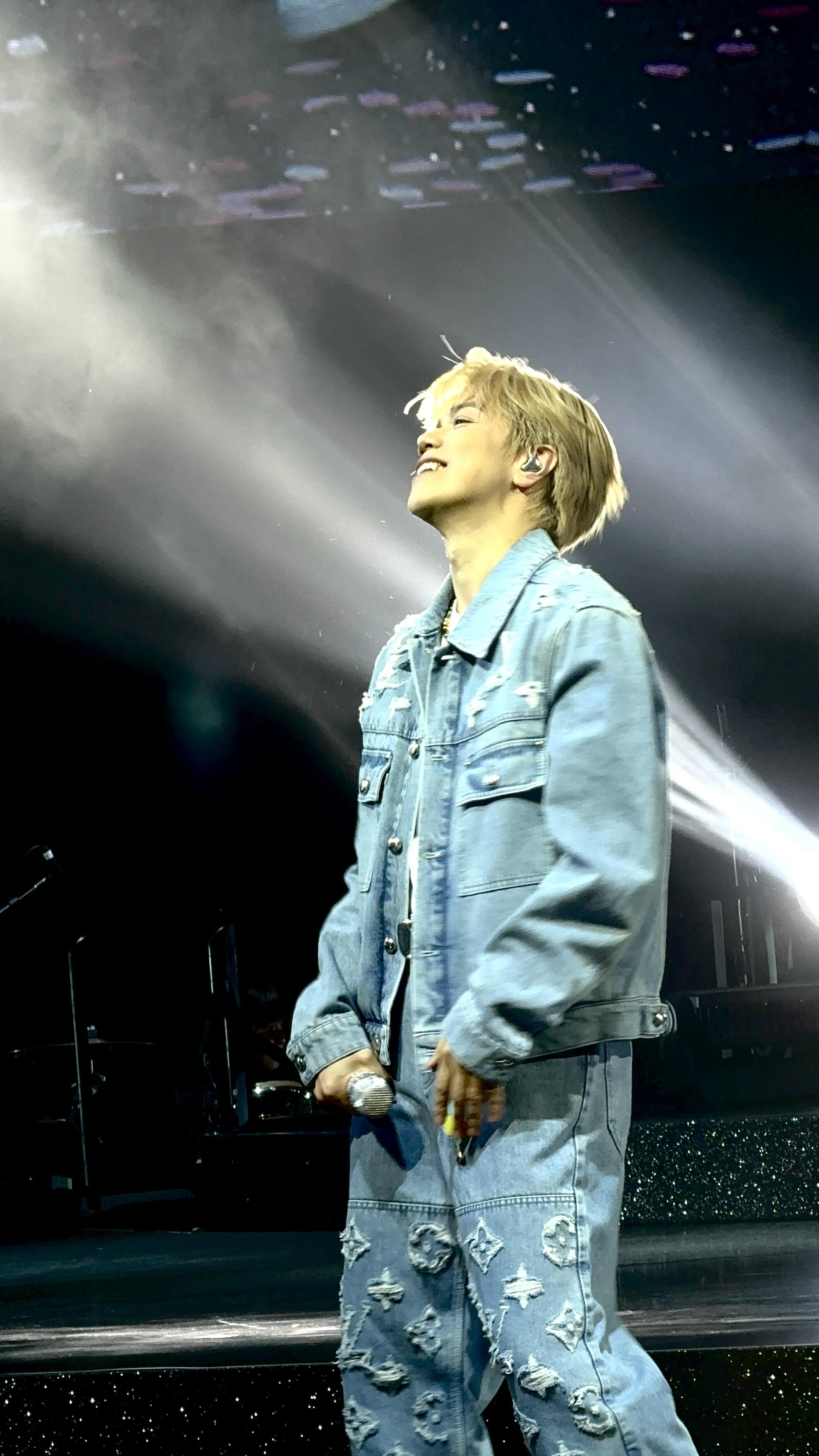 NO:520479,.LOUIS VUITTON Washed and worn denim jacket is made of 7*7 denim cotton, which is 11 oz of blue, and the weight of 420 grams after washing. The added sand washing process when weaving the fabric can make the fabric more smooth. The process washes and wears the mesh board to position the logo proportions, perfecting every detail of the original. 20 pieces of ready-to-wear fried color are a batch, and the small tank is more evenly washed, allowing each piece of clothing to evenly wash out the original color. The auxiliary material buttons are made of copper buckles, electroplated bright white silver, laser engraved brand logo. The leather mark uses composite velvet leather and embossed brand logo on the surface. This washing denim truck jacket makes the contrasting color Monogram details tear the front and back against the shoulders. It can create avant-garde style with the same trousers, and easily control the season changes. Customized auxiliary material 11 electroplated copper buckles  Customized 11 velvet leather leather label for auxiliary materials Customized 11 grinding process Customized 11 water washing process Size 46-48-50-52 Color blue,,louis vuitton,jackets & coats,jackets & coats,alexander wang19860909.LOUIS VUITTON 水洗磨破牛仔外套 那里采用7*7牛仔棉,该蓝面11盎,洗水后克重为420克.面料织时添加洗沙工艺可让面料更加柔顺. 工艺洗水磨破,采用网板定位logo比例大小,完美原版每一处细节.成衣炒色20件为一批,小缸炒色洗水更为均匀,可让每一件衣服均匀洗出原版色. 辅料纽扣采用铜扣,电镀亮白银色,激光刻字品牌标识logo.皮标采用复合绒皮,面上压花品牌标识. 本款水洗牛仔卡车夹克令撞色Monogram细节呈现撕裂效果,为前后抵肩注入潮流气息.可与同款长裤共筑前卫风范,轻松驾驭季节变迁. 辅料定制11电镀铜扣 辅料定制11绒皮皮标 工艺定制11磨破工艺 辅料定制11洗水工艺 尺码46-48-50-52 颜色蓝,,louis vuitton,jackets & coats,jackets & coats,alexander wang,Men's clothing