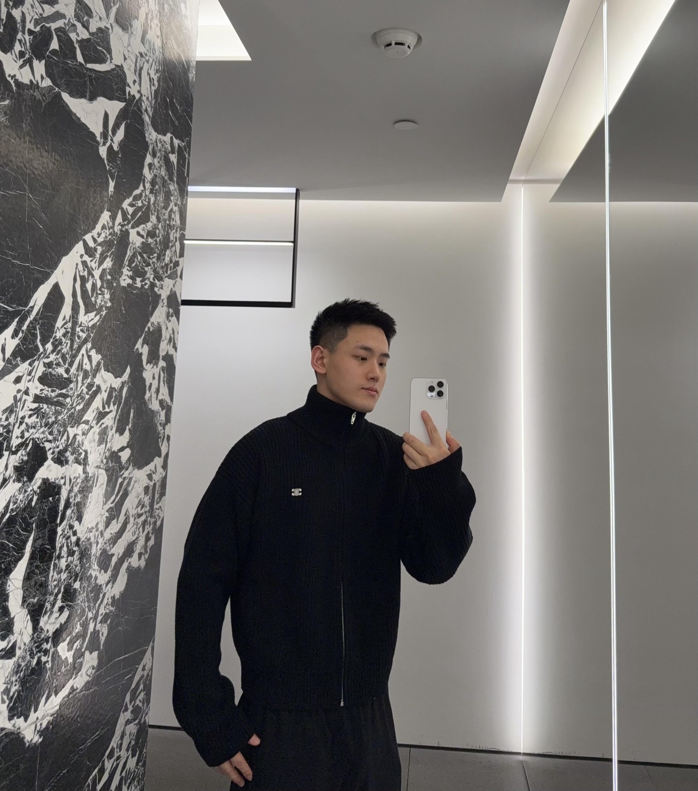 NO:520476,.CELINE Arc de Triomphe embroidery knitted cardigan The fabric is made of 55 Meinu wool fabric and matched with 45 cotton yarn. Craft embroidery adopts three-dimensional 3D embroidery technology, with the chest and Arc de Triomphe embroidery marks as embellishments, highlighting the low-key and high-end style of the brand. Craft laundry washing water is drying and fixed in high temperature. The auxiliary material zipper adopts electroplated bright silver pull-out surface to restrain the brand logo on the surface, and the pull-out teeth are made of European electroplated copper teeth. Sweater products are not recommended for machine washing, and hand washing at 30℃ is the standard. Customized auxiliary material 11 washing water trademark Auxiliary material 11 electroplated zipper Process 11 embroidery logo Size S-M-L-XL Color black, celine, sweaters, alexander wang19860909.CELINE 凯旋门刺绣针织开衫 面料采用55美丽奴羊毛面料,搭配45棉纱. 工艺刺绣采用立体3D刺绣工艺,胸前与凯旋门刺绣小标为点缀.突出品牌低调而高端风格. 工艺成衣洗水高温烘干固定版型. 辅料拉链采用电镀亮白银拉头面上克制品牌标识logo,拉牙采用欧款电镀铜牙. 毛衣产品不建议机洗 30℃手洗为标准. 辅料定制11洗水商标 辅料定制11电镀拉链 工艺定制11刺绣标识 尺码S-M-L-XL 颜色黑,,celine,sweaters,alexander wang,Men's clothing