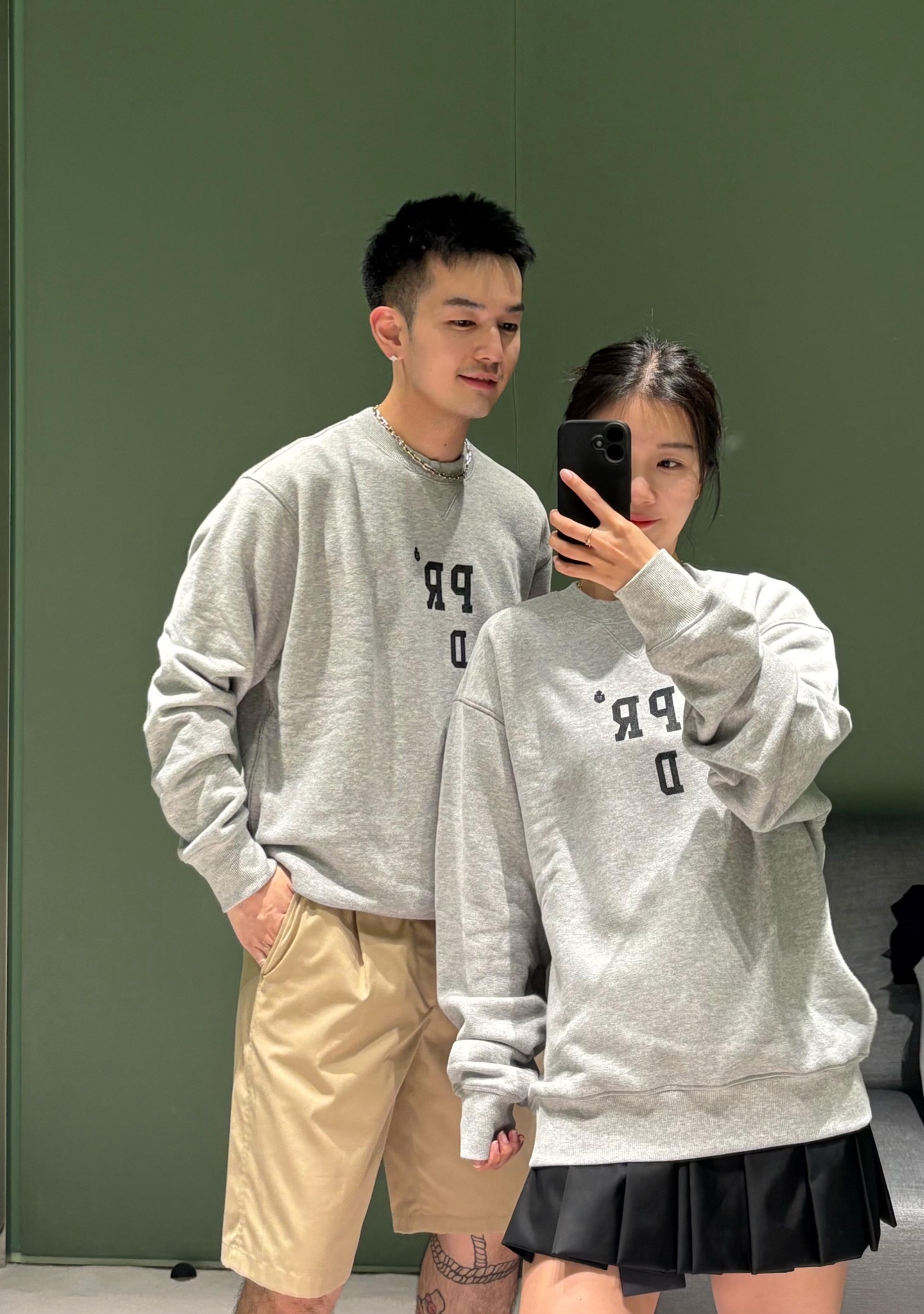 NO:528132,.PRADA flock logo printed round neck sweatshirt The fabric is made of 380 grams double-strand fish scale terry fabric. The original version is fixed-dye dark flower gray, paired with 480 grams double yarns and the same cylinder is fixed-dye thread. The front of the process uses flock logo as the embellishment of the clothes, and the process uses velvet and rubber. The original mold is customized with the screen plate. It is printed repeatedly for three times and then dried naturally and firmly with the clothes. The back triangular mark of the process is laser cut out of large-body fabric and manually attaches the car line. The whole piece of clothing is spliced ​​with five-line sewing technology. Oversize modern lines outline the outline of this sporty cotton sweatshirt. Loose and loose style. Rib knitted hem and cuffs. Back logo label. Front printing process. Customized auxiliary materials for 11 washing trademarks for 11 flocking printing. Customized process for 11 laser burning marks.  Size S-M-L-XL Color gray, prada, versace, hoodie, sweatshirts, alexander wang19860909.PRADA 植绒标识印花圆领卫衣 面料采用380克双股鱼鳞毛圈面料,该款原版定染深花灰,搭配480克双纱同缸定染螺纹. 工艺前幅采用植绒标识做为衣服点缀,其中工艺使用了硬绒和胶料调成,原版开模定制网板,反复刷印3次自然晾干后与衣服牢牢凝固. 工艺后幅三角标采用大身布料激光切割出,人工贴位车线.整件衣服拼接处采用五线缝车工艺. Oversize造型现代线条勾勒出此款运动风棉质卫衣轮廓. 宽松版型松. 罗纹针织下摆与袖口. 后背徽标标签 .正面印工艺. 辅料定制11洗水商标 工艺定制11植绒印花 工艺定制11激光烧标 尺码S-M-L-XL 颜色灰,,prada,versace,hoodie,sweatshirts,alexander wang,Men's clothing