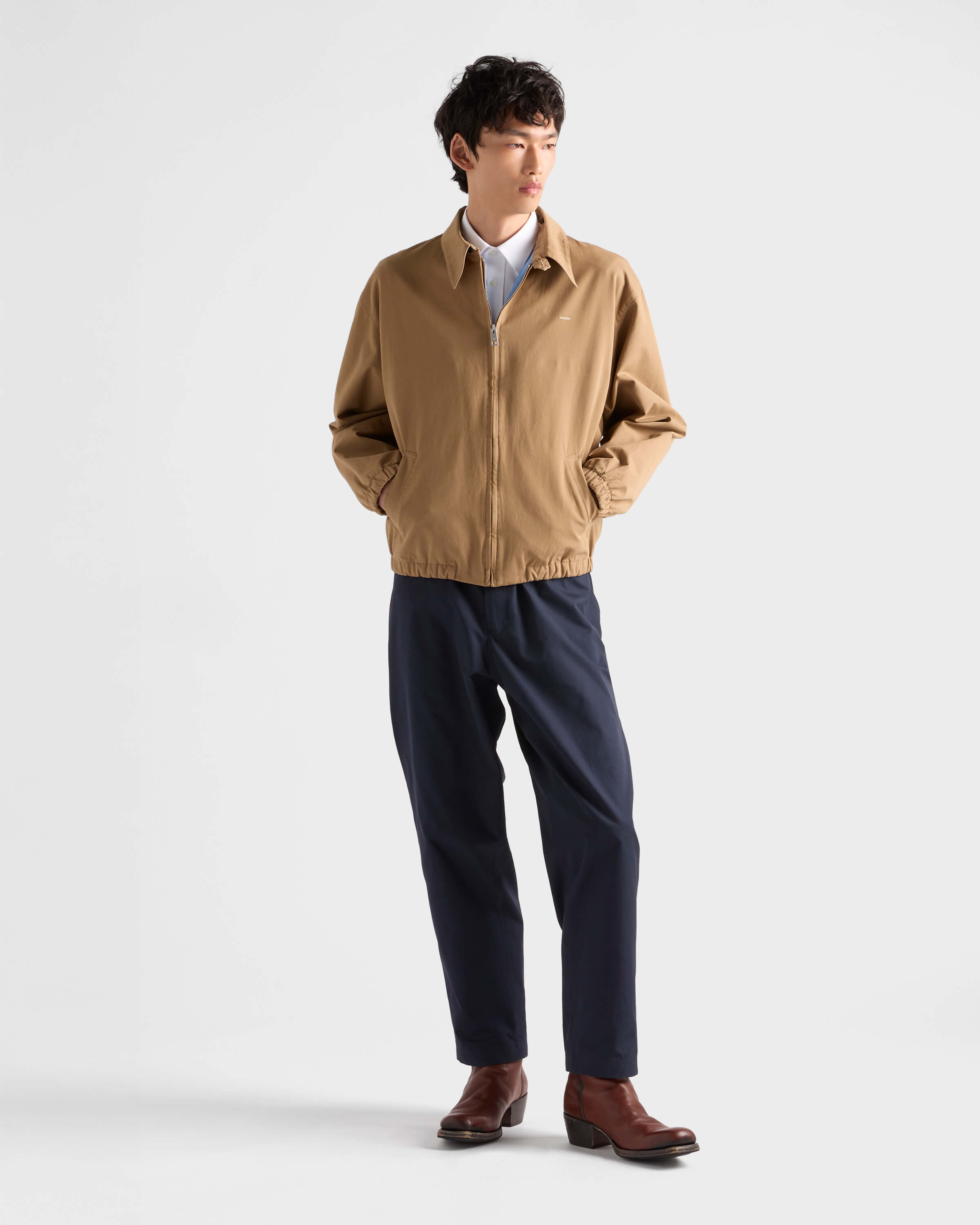 NO:528131,.PRADA embroidery logo zipper administrative jacket The fabric is made of 32 cotton yarns, and the cotton material is made of Xinjiang white cotton. The original woven 11 dyes. The lining is matched with the fabric and the same material. The fabric is made of fabric made of two months. The craft chest embroidery is made of imported embroidery machines, and the effect is three-dimensional visual, and each letter is clear. The craft lining is made of phoenix eyes - dates - open bags, etc.... The whole piece of clothing is made of nearly 30 points in single work. The auxiliary material zipper is made of electroplating No. 5 bright white, the surface is laser engraved on the brand logo, and the buttons are made of natural resin buttons. This cotton jacket features casual style and presents a soft and light contour. The exquisite details perfect this modern and simple garment, decorated with letter logos. Regular style. Shirt collar. . Straight tailor sleeves. Zipper opening and closing.  Inserted pockets. Elastic cuffs. Shoulder-falling design. Elastic hem lining. Embroidered letter logo on the front. Customized accessories for accessories 11 wash water trademark Customized accessories for accessories 11 plating zipper Customized accessories for accessories 11 resin buttons Customized search 11 embroidery logo Process fixed dye 11 same color fabric Size 46-48-50-52 Color blue-gray-card,,prada, jackets & coats,jackets & coats,shirts,alexander wang19860909.PRADA 刺绣标识拉链行政夹克 面料采用32支棉纱定染定织,该款棉料采用新疆小白棉,原版定织后11染色.衬布同面料搭配同料定织定染.耗费两个月做出的面料. 工艺胸口刺绣采用进口刺绣机做出,效果呈现出立体视觉感,每一个字母线路明. 工艺内衬打凤眼-打枣-开袋等等……整件衣服单做工就接近30于处. 辅料拉链采用电镀5号亮白,面上激光刻字品牌标识logo,纽扣采用天然树脂纽扣. 此款棉质外套以休闲风格为特色,呈现柔和轻盈的轮廓.精致细节完善了这件现代简约的服装,装饰有字母徽标. 常规版型. 衬衫领. .直裁衣袖. 拉链开合. 嵌线口袋. 弹力袖口. 落肩设计. 弹力下摆有衬里. 正面刺绣字母徽标. 辅料定制11洗水商标 辅料定制11电镀拉链 辅料定制11树脂纽扣 工艺定制11刺绣标识 工艺定染11同色面料 尺码46-48-50-52 颜色蓝-灰-卡,,prada,jackets & coats,jackets & coats,shirts,alexander wang,Men's clothing