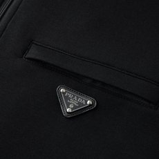 。PRADA 尼龙丝光拼接罗马面料拉链外套面料:采用380克丝光双面,该款面料偏柔软,密度高,高密度面料 。PRADA 尼龙丝光拼接罗马面料拉链外套面料:采用380克丝光双面,该款面料偏柔软,密度高,高密度面料