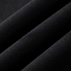 。PRADA 尼龙丝光拼接罗马面料拉链外套面料:采用380克丝光双面,该款面料偏柔软,密度高,高密度面料 。PRADA 尼龙丝光拼接罗马面料拉链外套面料:采用380克丝光双面,该款面料偏柔软,密度高,高密度面料