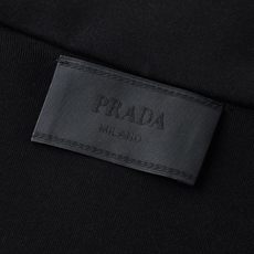 。PRADA 尼龙丝光拼接罗马面料拉链外套面料:采用380克丝光双面,该款面料偏柔软,密度高,高密度面料 。PRADA 尼龙丝光拼接罗马面料拉链外套面料:采用380克丝光双面,该款面料偏柔软,密度高,高密度面料