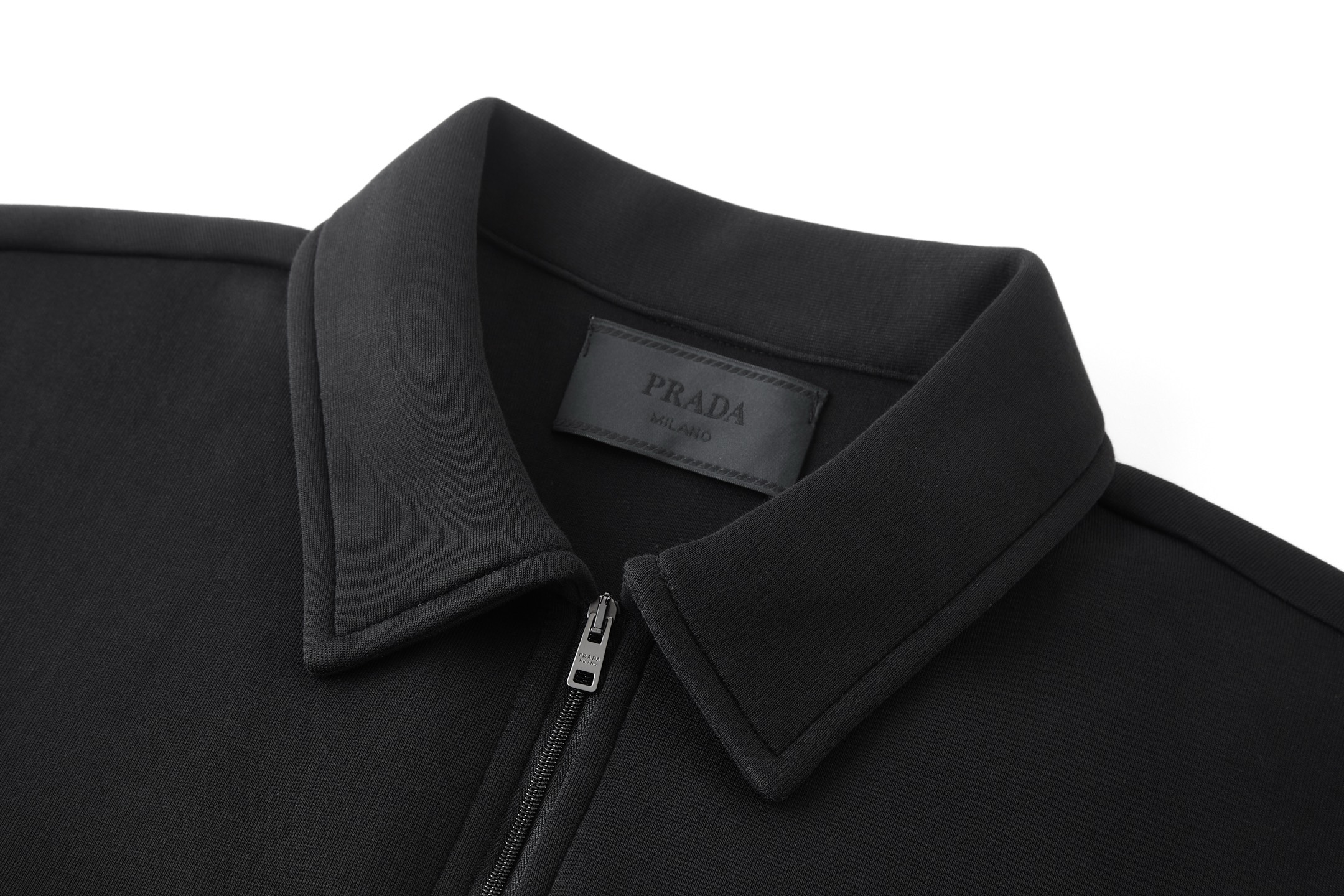 。PRADA 尼龙丝光拼接罗马面料拉链外套面料：采用380克丝光双面，该款面料偏柔软，密度高，高密度面料