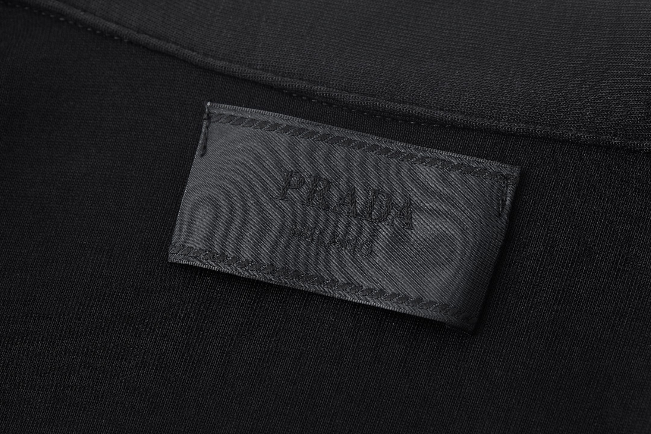 。PRADA 尼龙丝光拼接罗马面料拉链外套面料：采用380克丝光双面，该款面料偏柔软，密度高，高密度面料