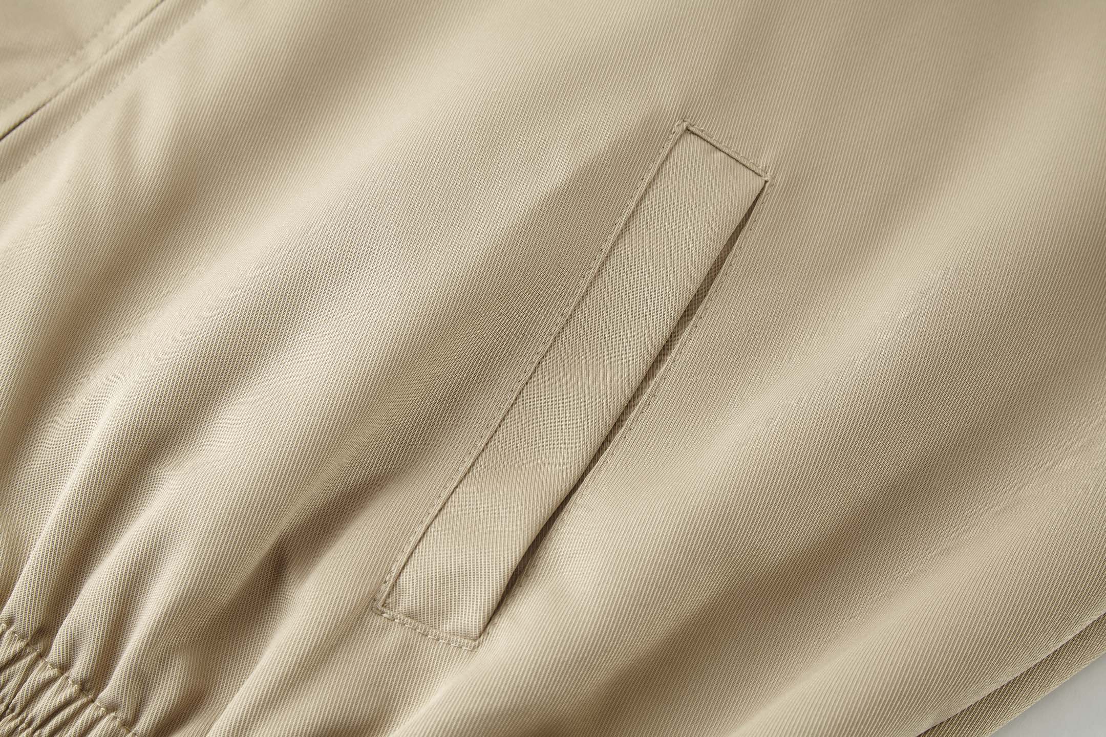 。MiuMiu 格子拼接刺绣拉链夹克面料：采用丝光纯棉布，该款面料原版定织定染，材料采用丝光纱线混合织成