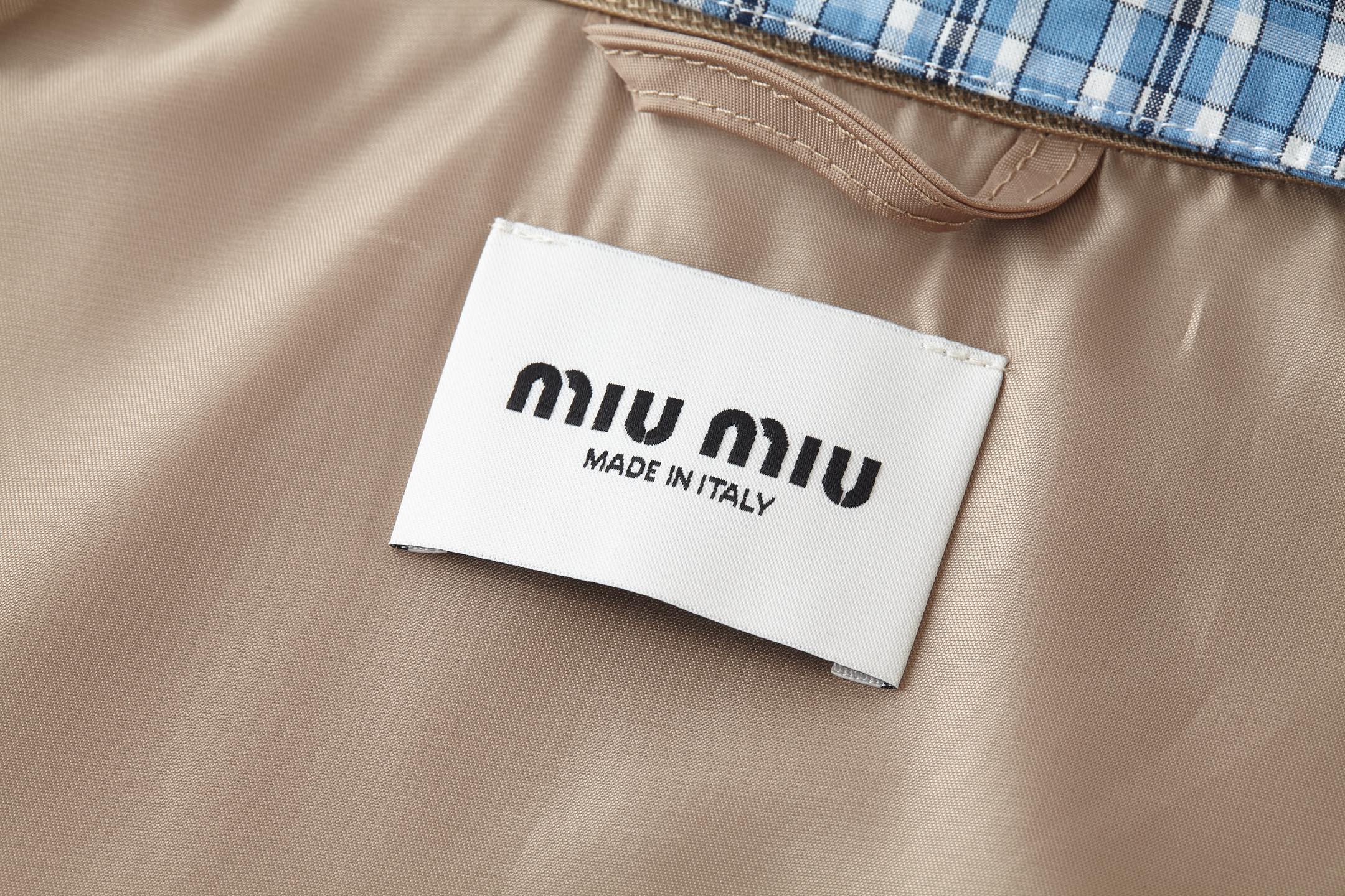 。MiuMiu 格子拼接刺绣拉链夹克面料：采用丝光纯棉布，该款面料原版定织定染，材料采用丝光纱线混合织成