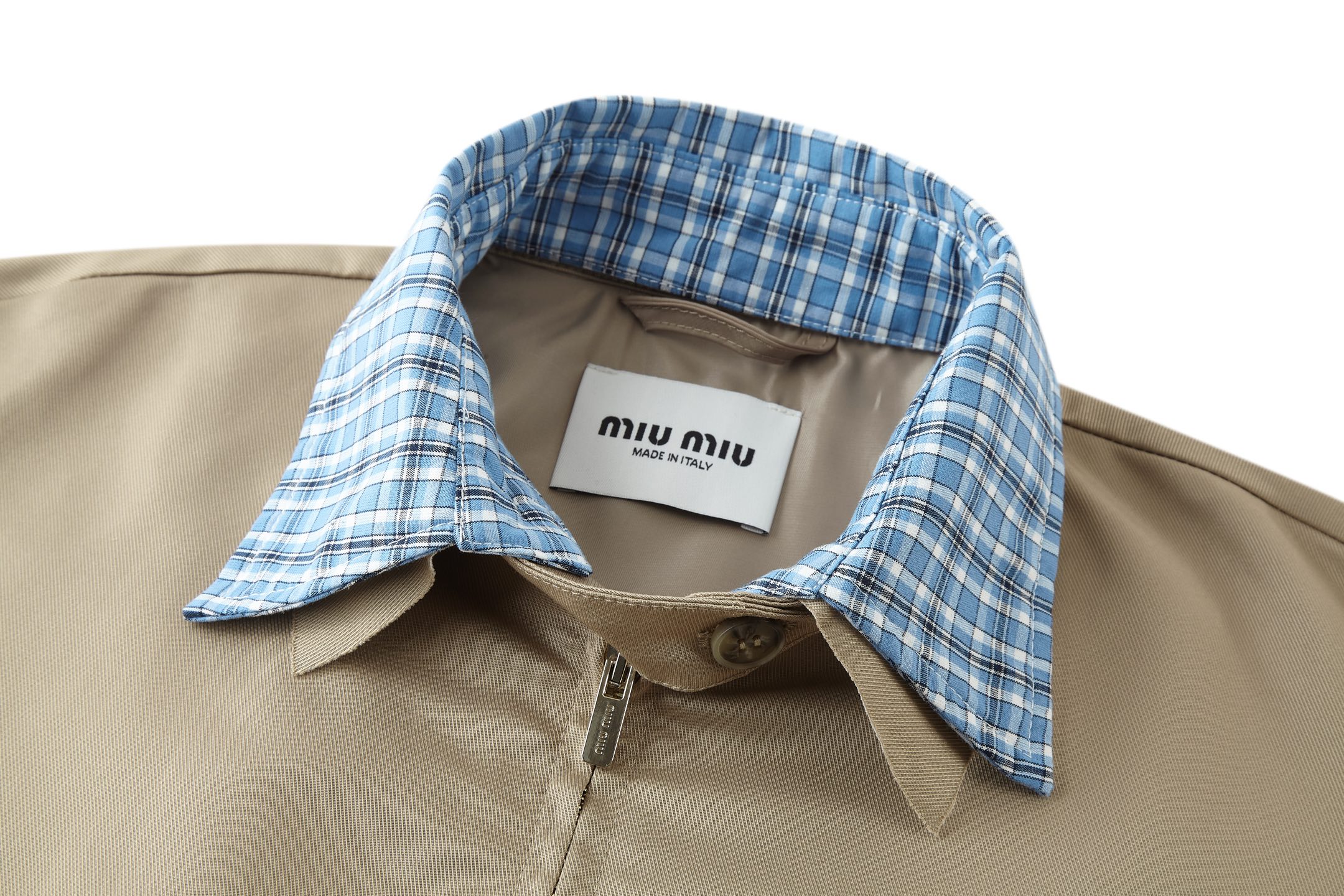 。MiuMiu 格子拼接刺绣拉链夹克面料：采用丝光纯棉布，该款面料原版定织定染，材料采用丝光纱线混合织成