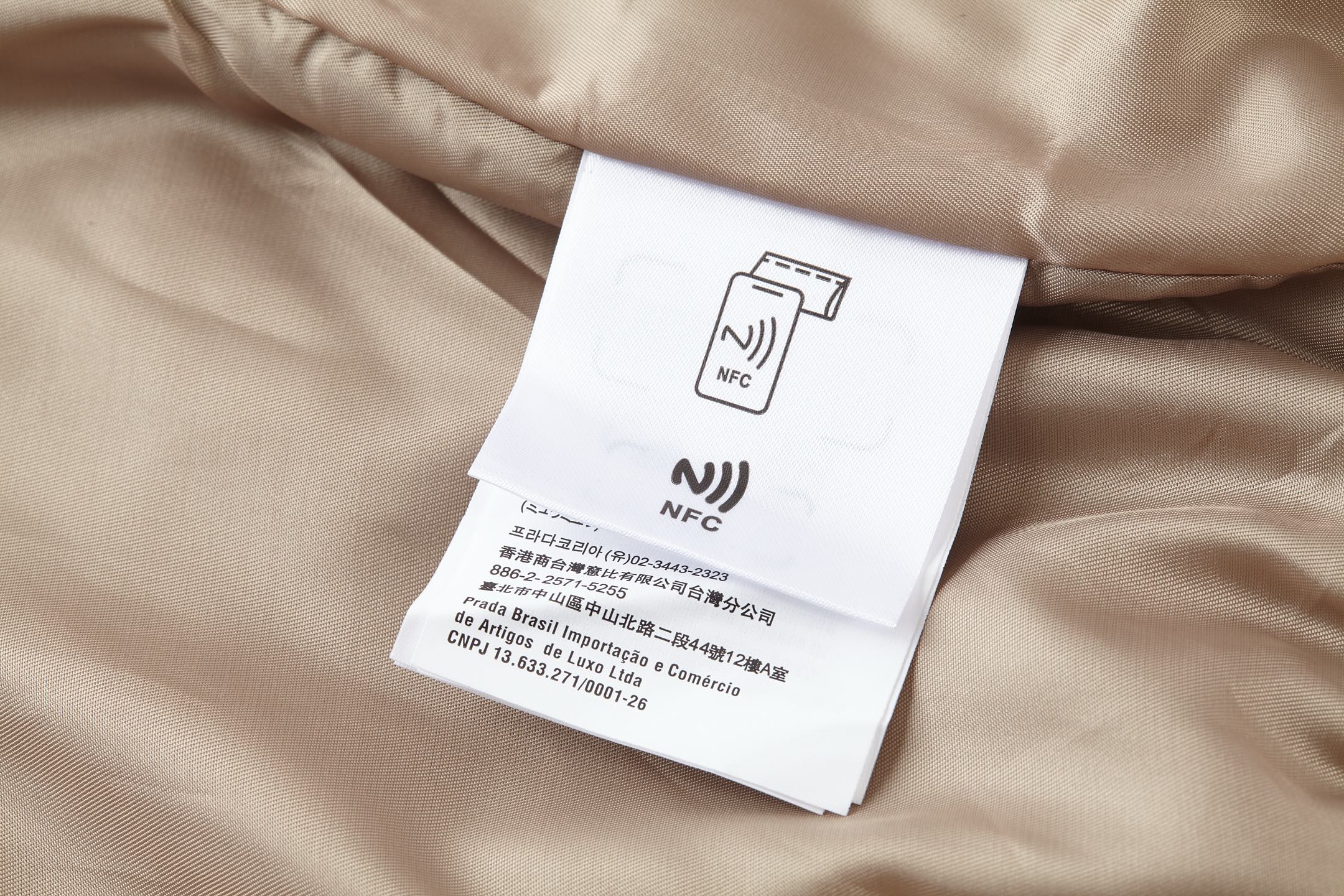 。MiuMiu 格子拼接刺绣拉链夹克面料：采用丝光纯棉布，该款面料原版定织定染，材料采用丝光纱线混合织成